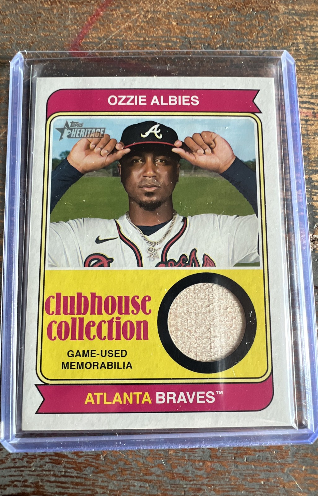 2023 Topps Heritage – Clubhouse Collection Relics Ozzie Albies #CCR-OA (MEM)