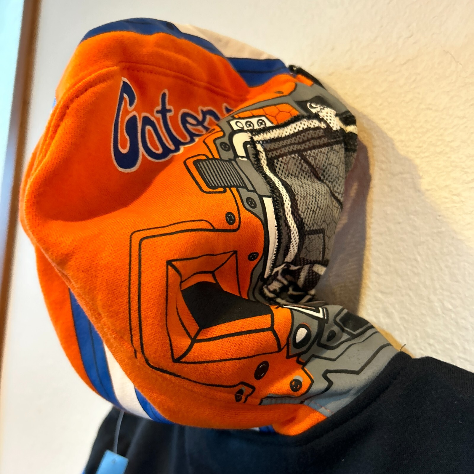 NWT Youth Medium/10 Florida Gators NCAA – Helmet Hoodie Glow in the Dark
