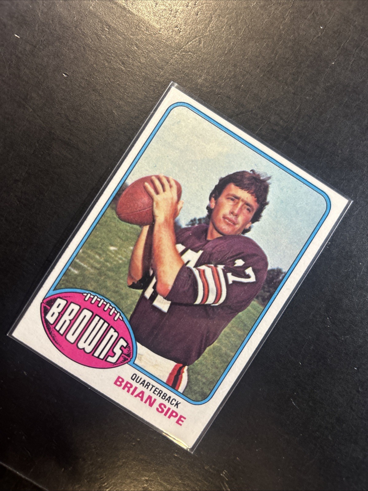 1976 Topps – Brian Sipe #516 (RC) Cleveland Browns ( Has A Crease)