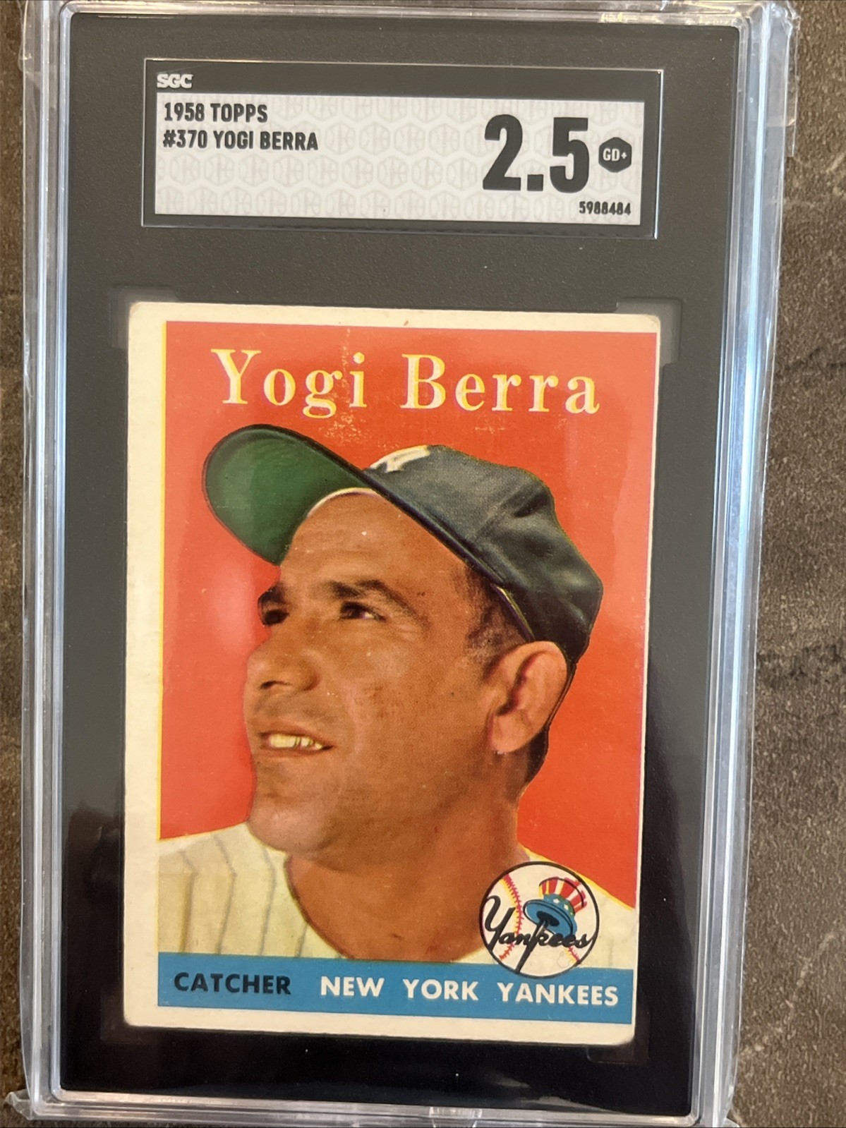 🔥⬛️Yogi Berra⬛️🔥1958 Topps Baseball #370 ~ N. Y. Yankees HOF ~ SGC 2.5