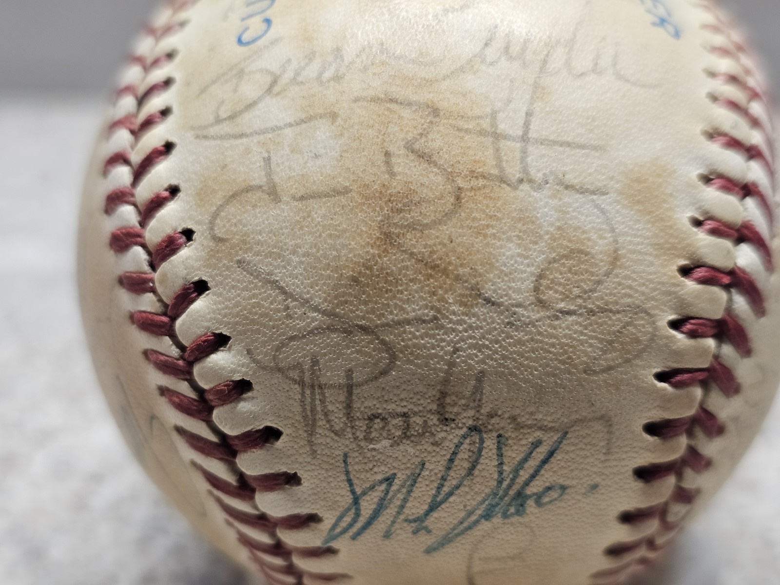32 Autographed Rawlings MLB Baseball No COA