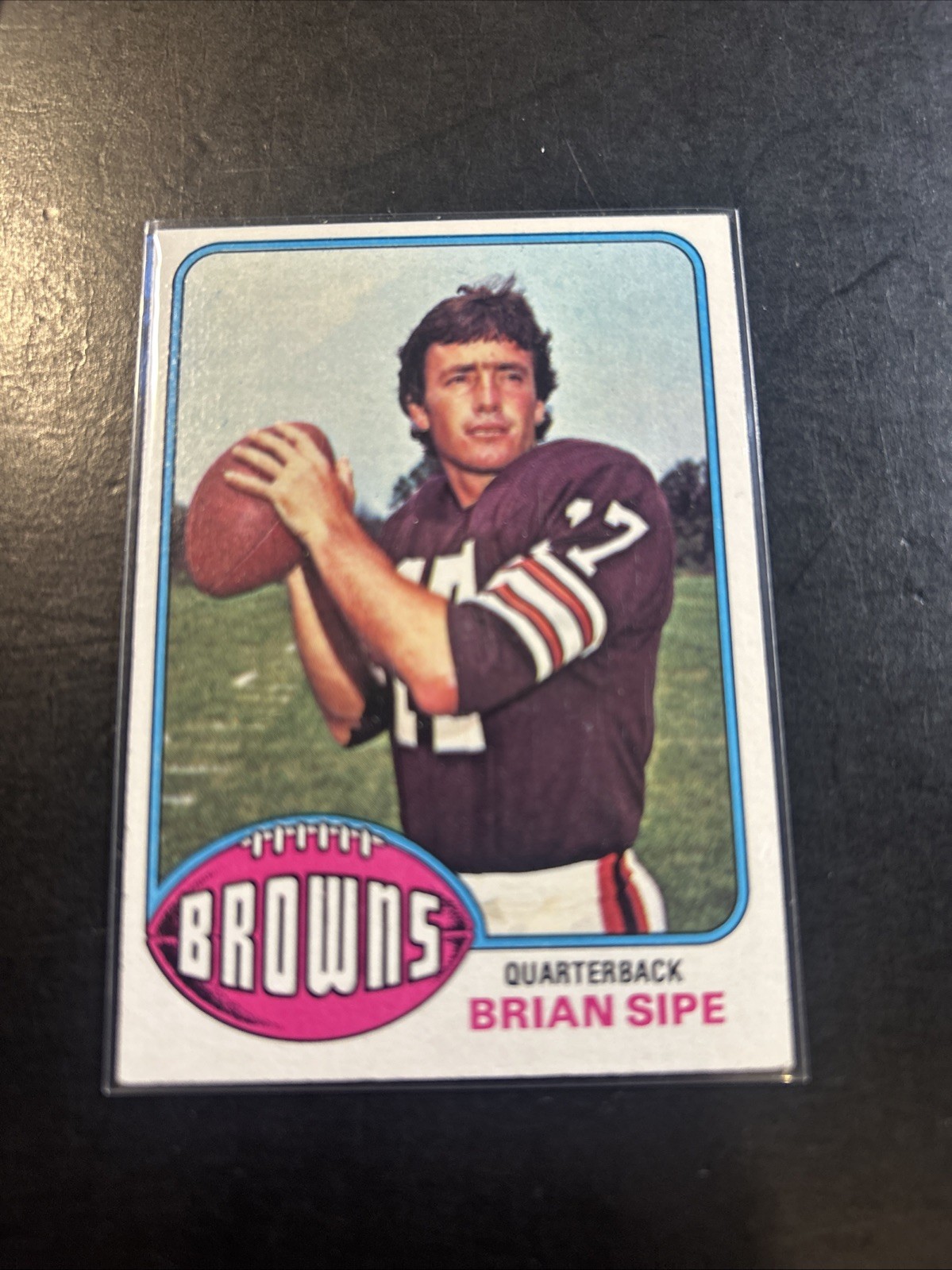 1976 Topps – Brian Sipe #516 (RC) Cleveland Browns ( Has A Crease)