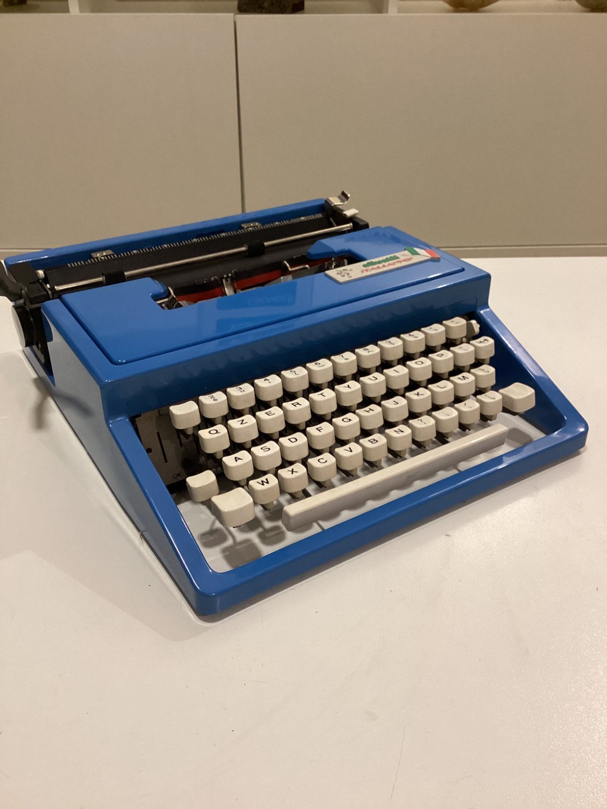 OLIVETTI ITALIA 90 TYPEWRITER SPECIAL EDITION FIFA WORLD CUP AZZURRO.PICA 10 CPI