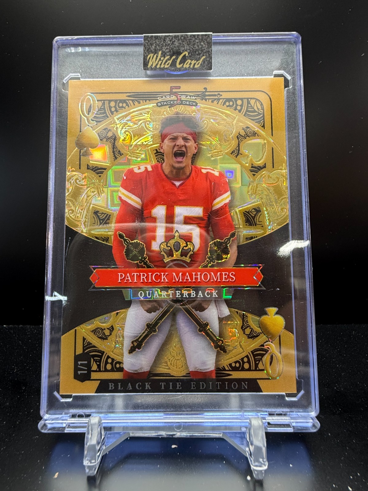 CZB795 – 2026 Wild Card Stacked Deck – Patrick Mahomes – Black Tie – 1/1 – Gold