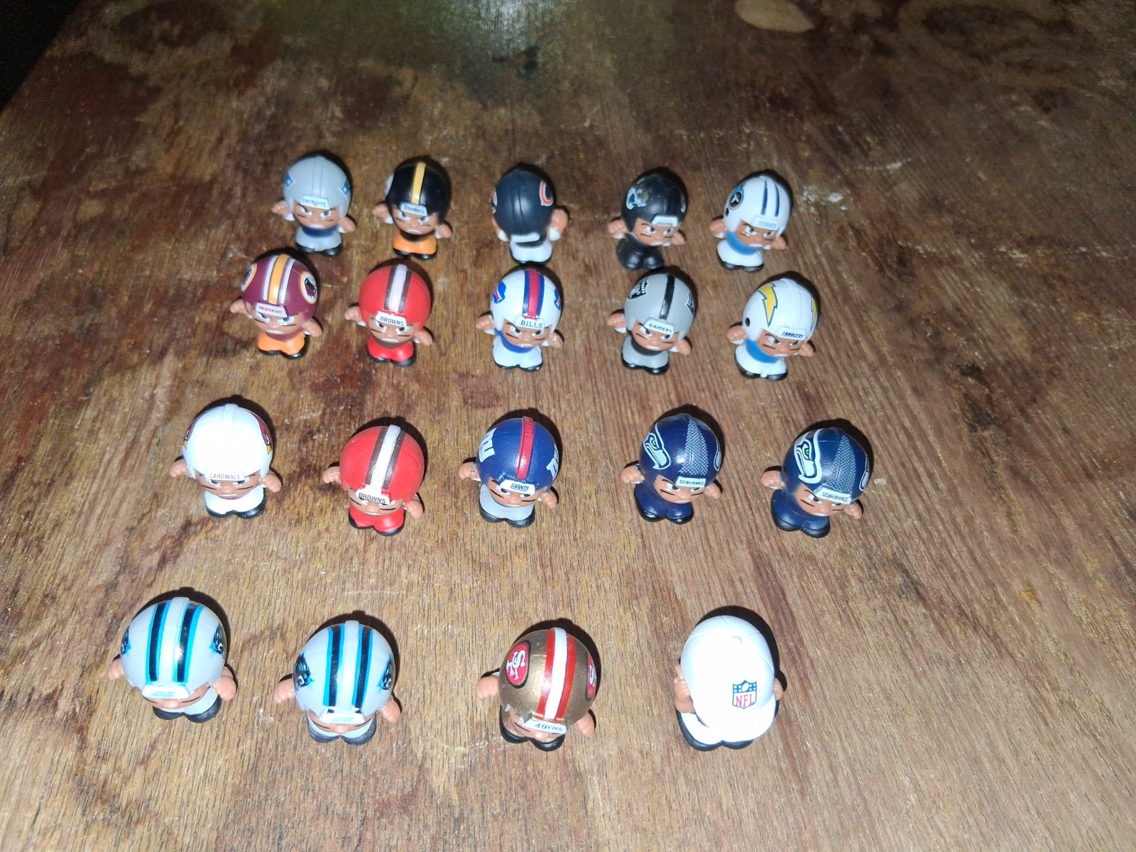 19 Teenymates Football Characters Bench, Water Cooler,& Lockers SEE PICS AS IS