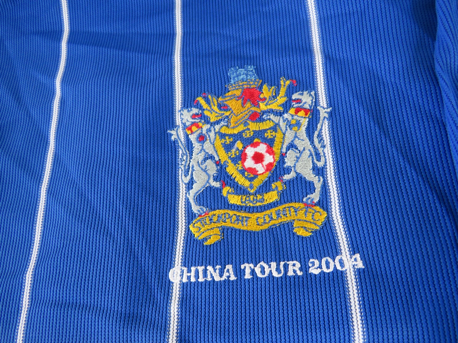 2004/05 OFFICIAL STOCKPORT COUNTY LARGE MEN’S TOUR OF CHINA FOOTBALL SHIRT. RARE