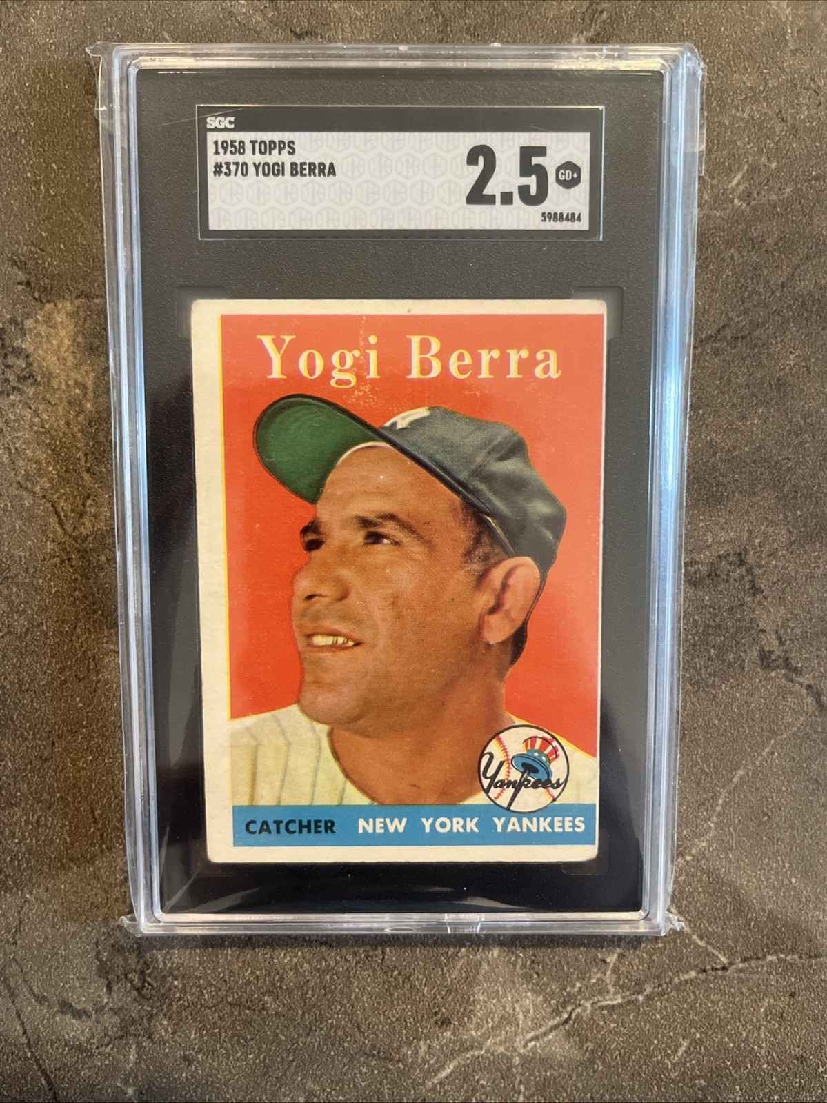 🔥⬛️Yogi Berra⬛️🔥1958 Topps Baseball #370 ~ N. Y. Yankees HOF ~ SGC 2.5