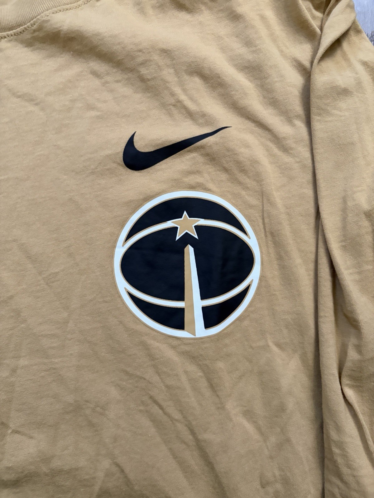 Nike Washington Wizards NBA Gold Long Sleeve Graphic Print Shirt Men’s Size XL