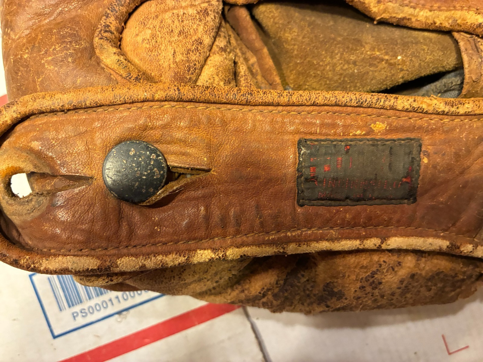 VERY OLD ANTIQUE HUTCH UNKNOWN BASEBALL GLOVE. BRASS BUTTON! EXCELLENT!!!