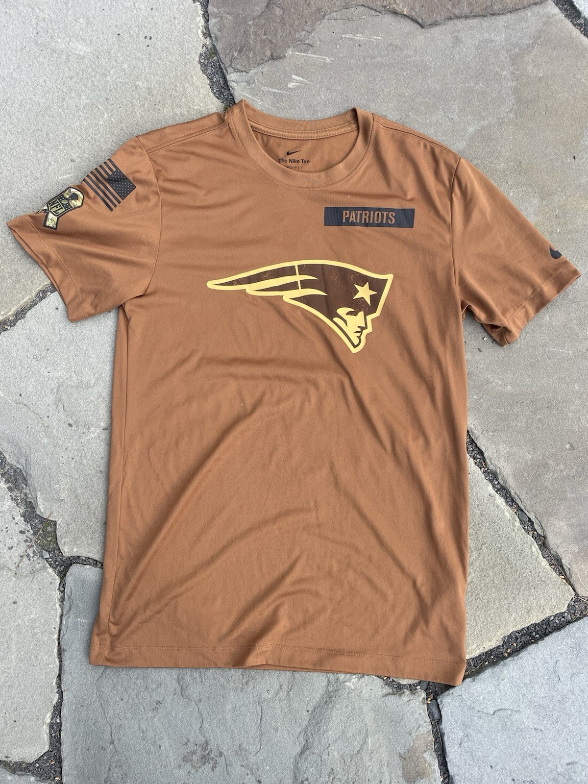 Nike New England Patriots Shirt Mens Small Brown Salute To Service NFL Dri-Fit