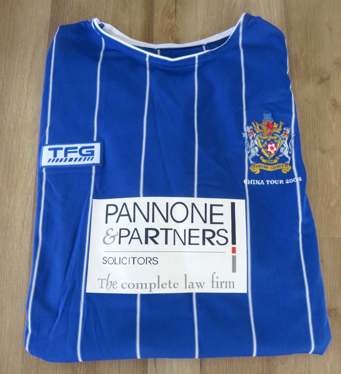 2004/05 OFFICIAL STOCKPORT COUNTY LARGE MEN’S TOUR OF CHINA FOOTBALL SHIRT. RARE