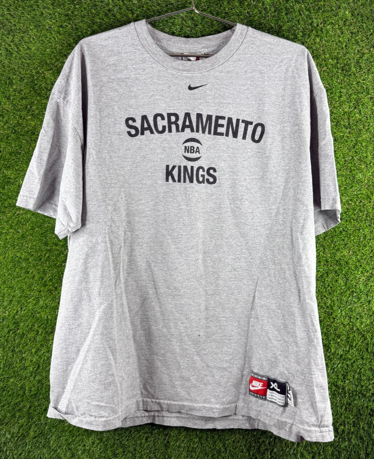 Vintage Y2K Nike Sacramento Kings Team Center Swoosh T-Shirt Men’s XL NBA Gray