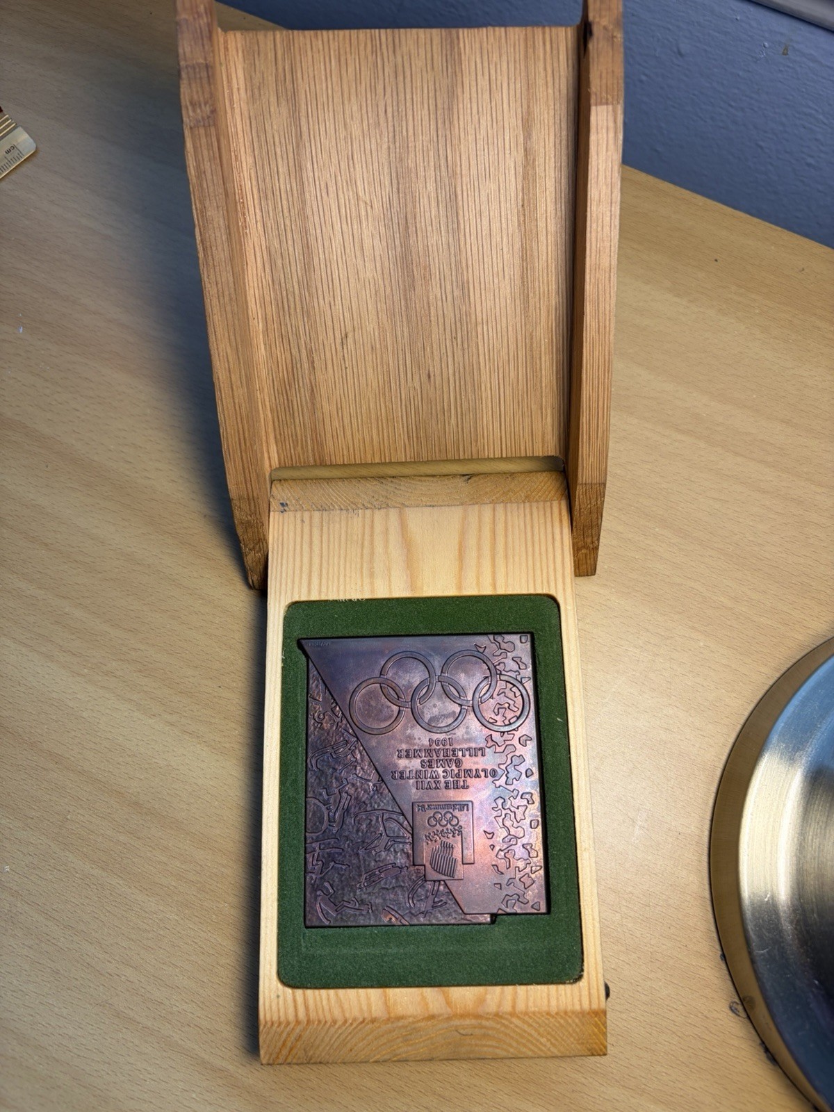 LILLEHAMMER 1994 – OLYMPIC PARTICIPANT MEDAL IN GOOD CONDITION WITH WOODEN BOX