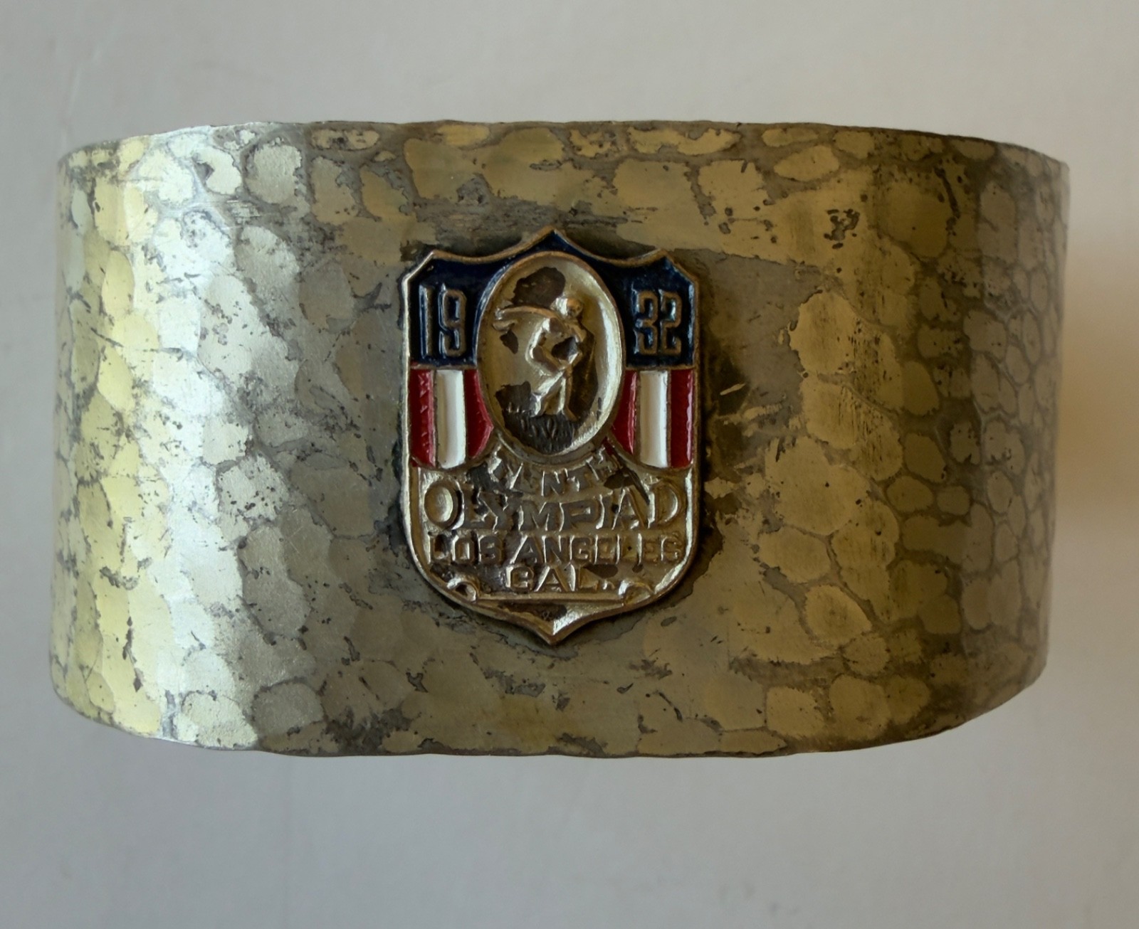 1932 Los Angeles Tenth Olympiad Hammered Cuff Bracelet Discus Thrower 41.81g