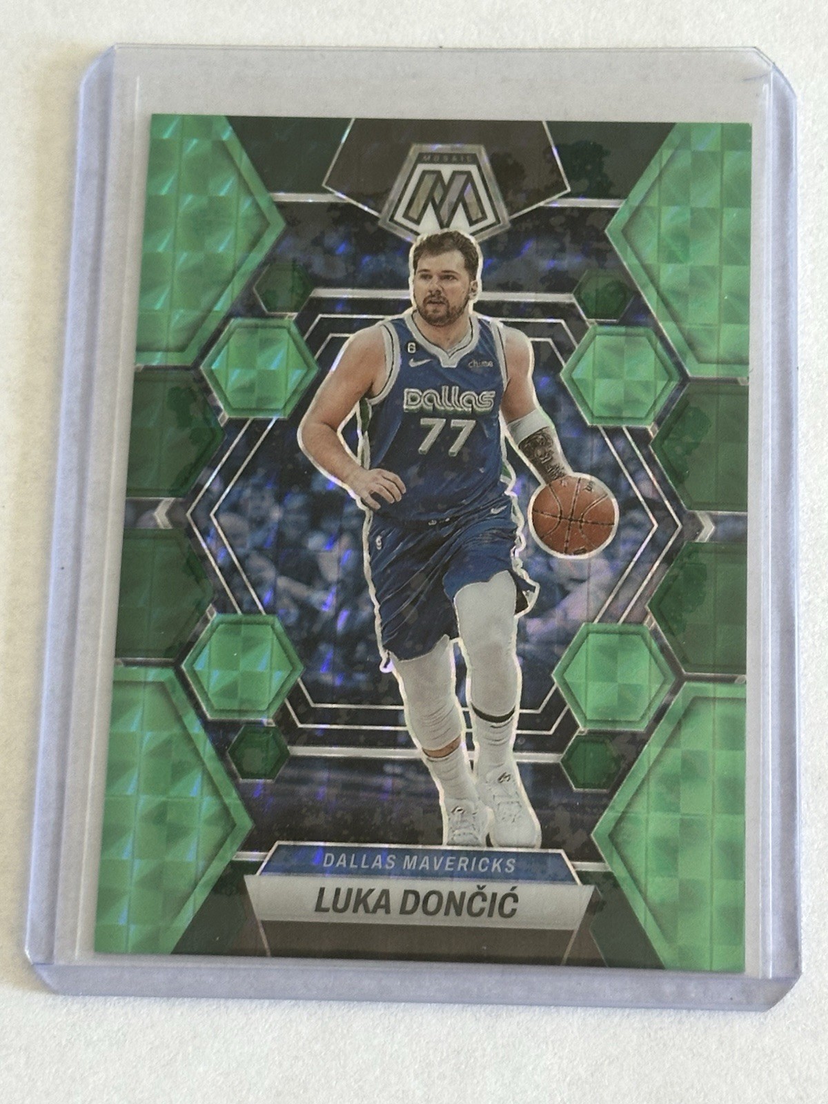 2022-23 Panini Mosaic – Luka Dončić #1 Choice Fusion Green Prizm /21