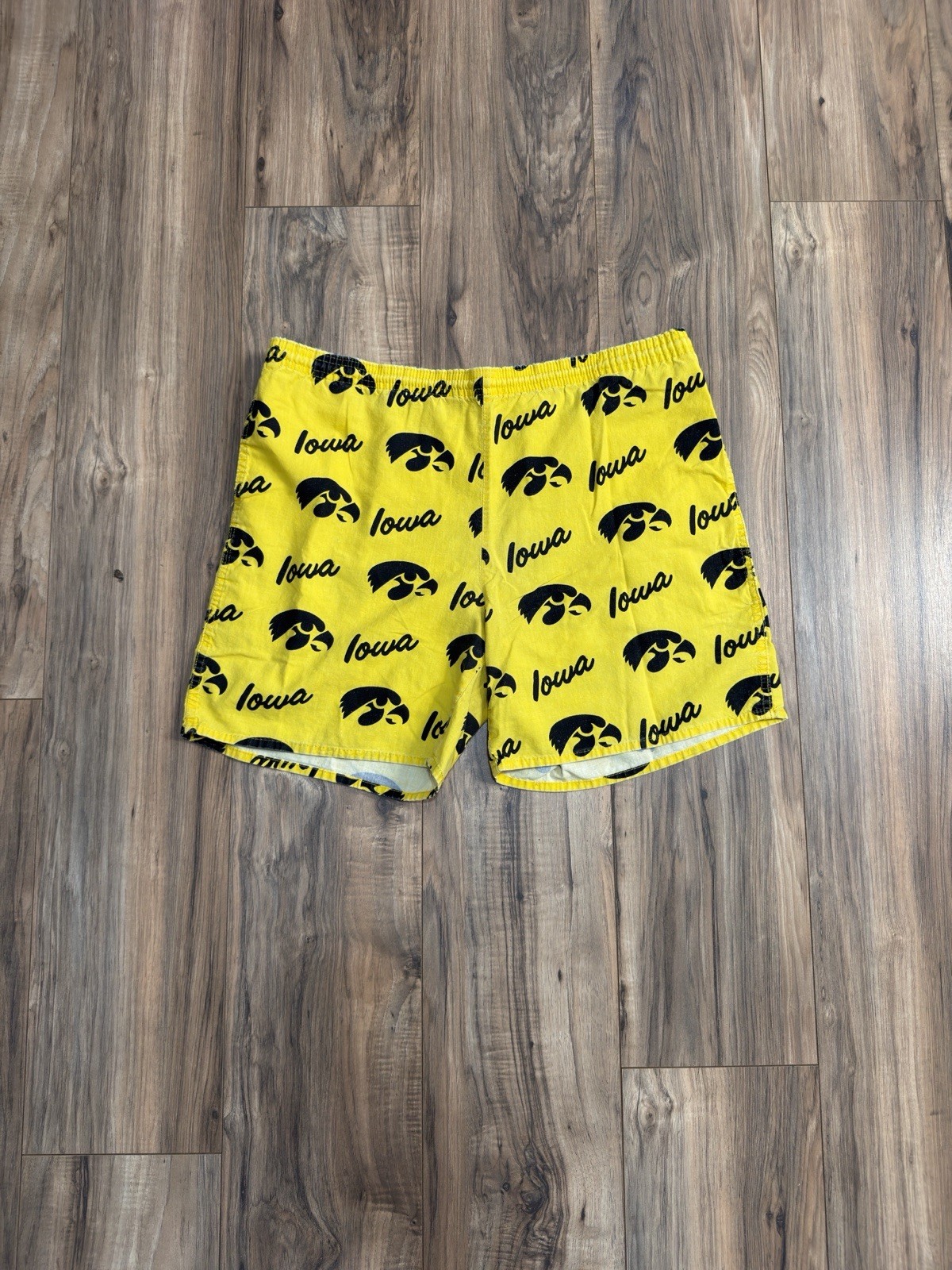 Vintage 90s Iowa Hawkeyes University Black Yellow Drawstring Shorts AOP Size 38