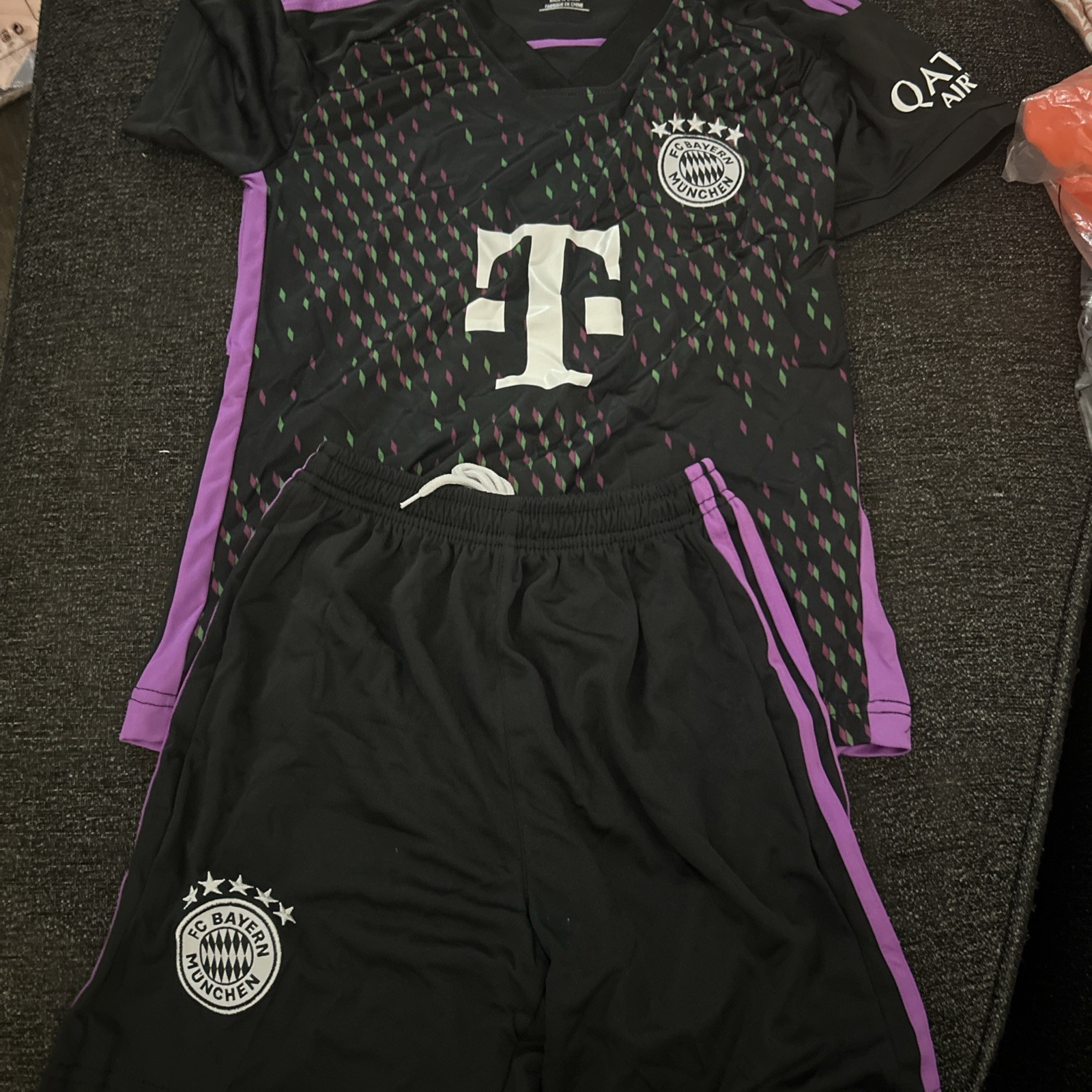 Buyer Munchen Home Soccer Jersey black and short 24 Kid