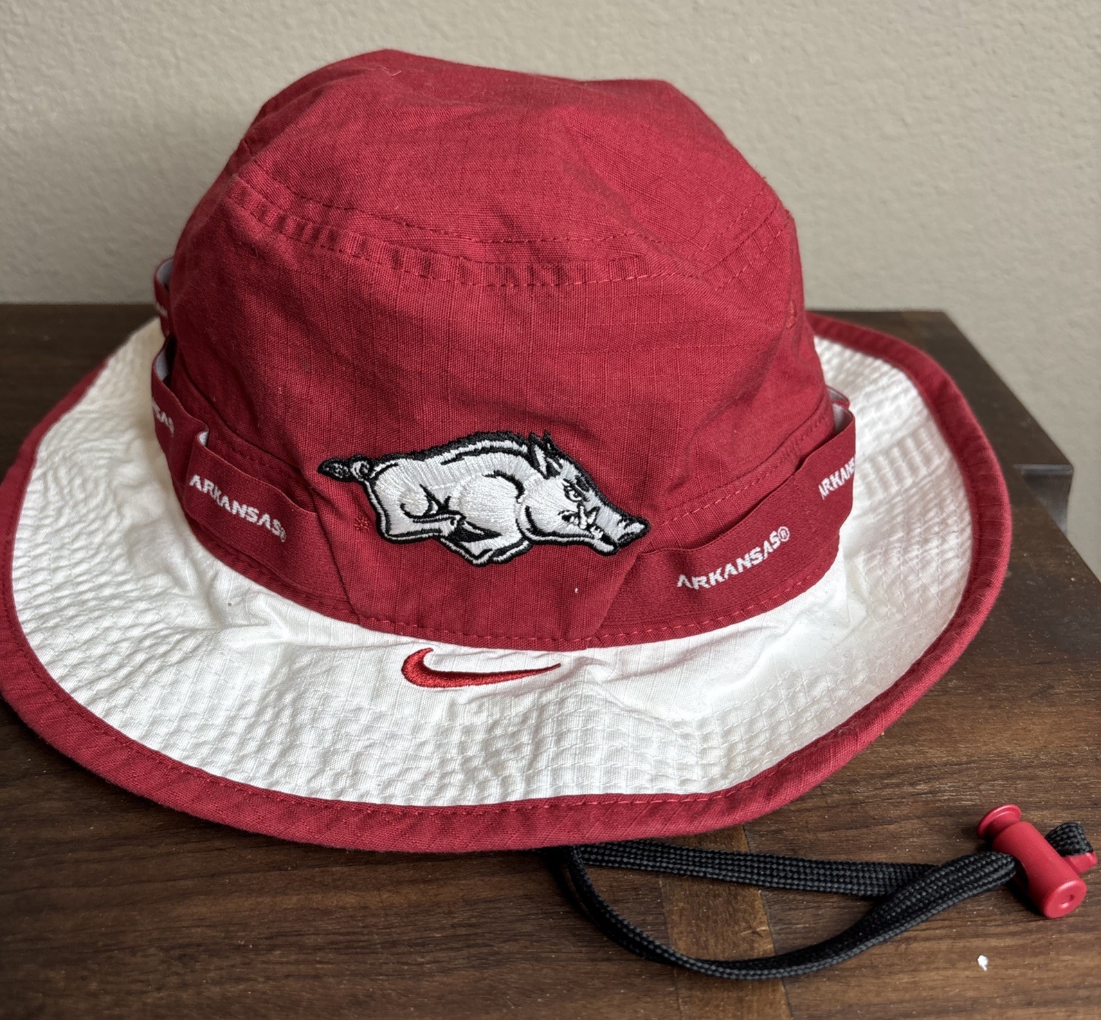 Nike Unisex Adult Dri-Fit Arkansas Razorbacks Apex Bucket Hat Red/White Size M