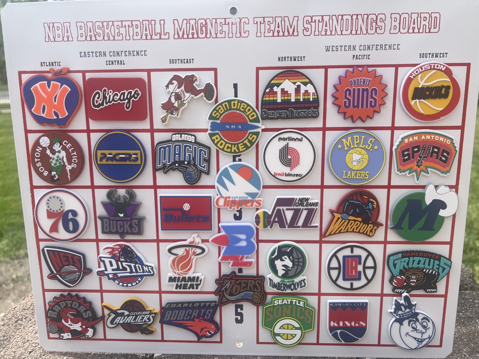 VINTAGE NBA THROWBACK MAGNETIC STANDING BOARD WITH 34 RUBBER FRIDGE MAGNETS 2026