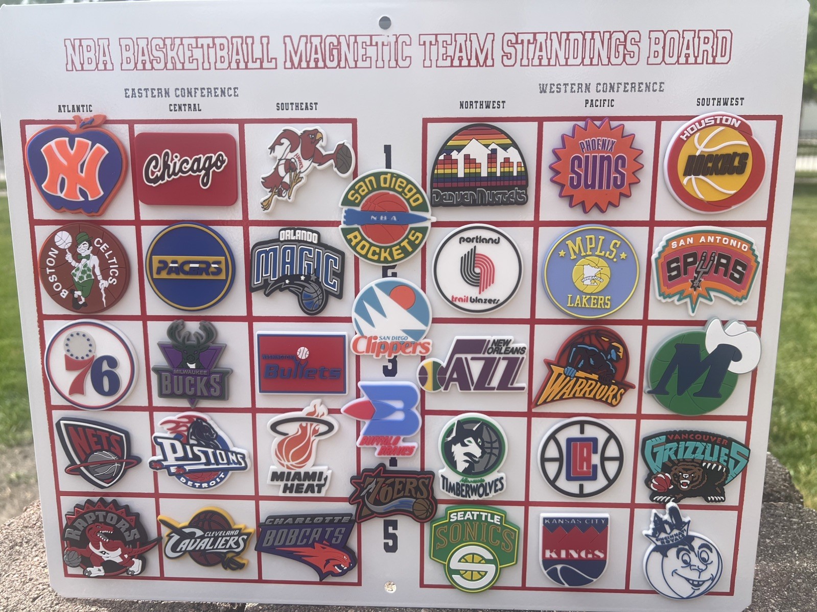 VINTAGE NBA THROWBACK MAGNETIC STANDING BOARD WITH 34 RUBBER FRIDGE MAGNETS 2026