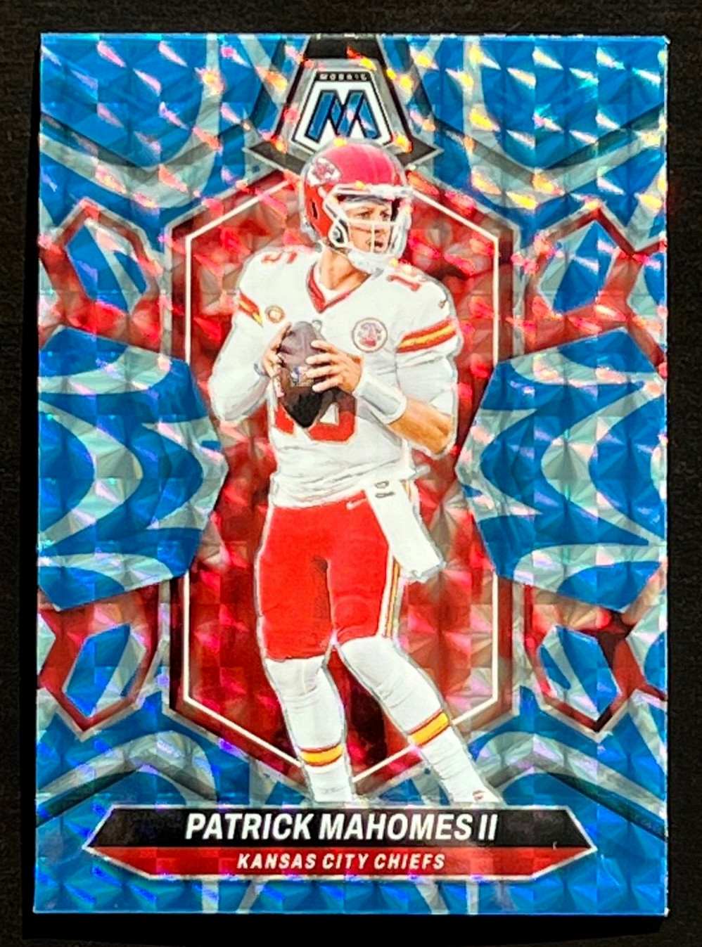 Patrick Mahomes II 2024 Mosaic Blue Reactive Prizm Parallel Chiefs No 106