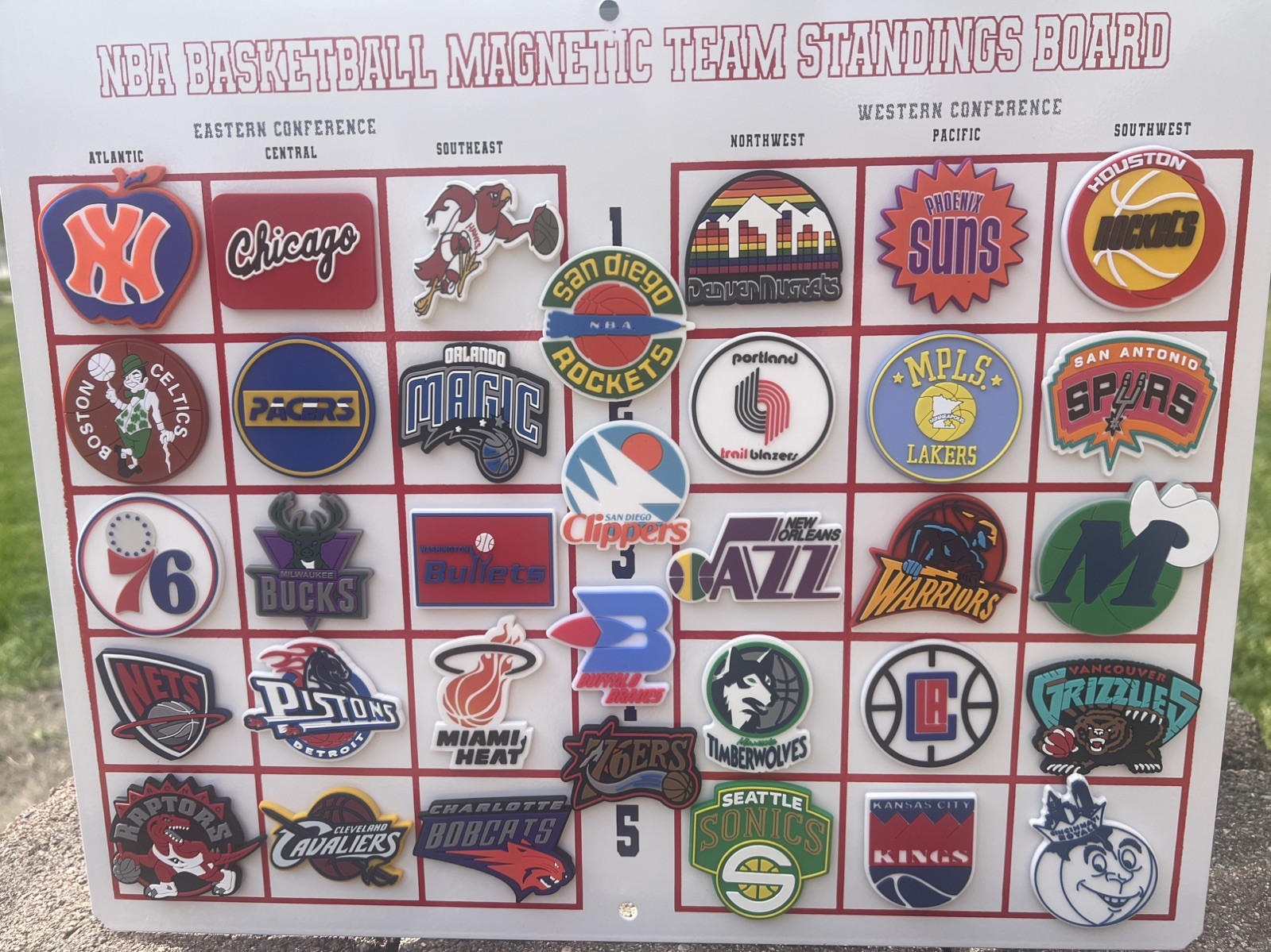 VINTAGE NBA THROWBACK MAGNETIC STANDING BOARD WITH 34 RUBBER FRIDGE MAGNETS 2026