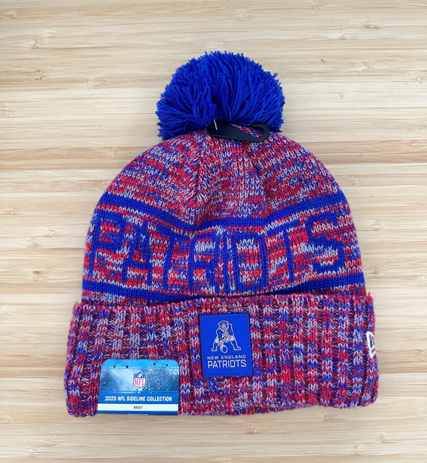 2025 New England Patriots Sideline Cold Weather Pom Knit Beanie (New Era / Blue)