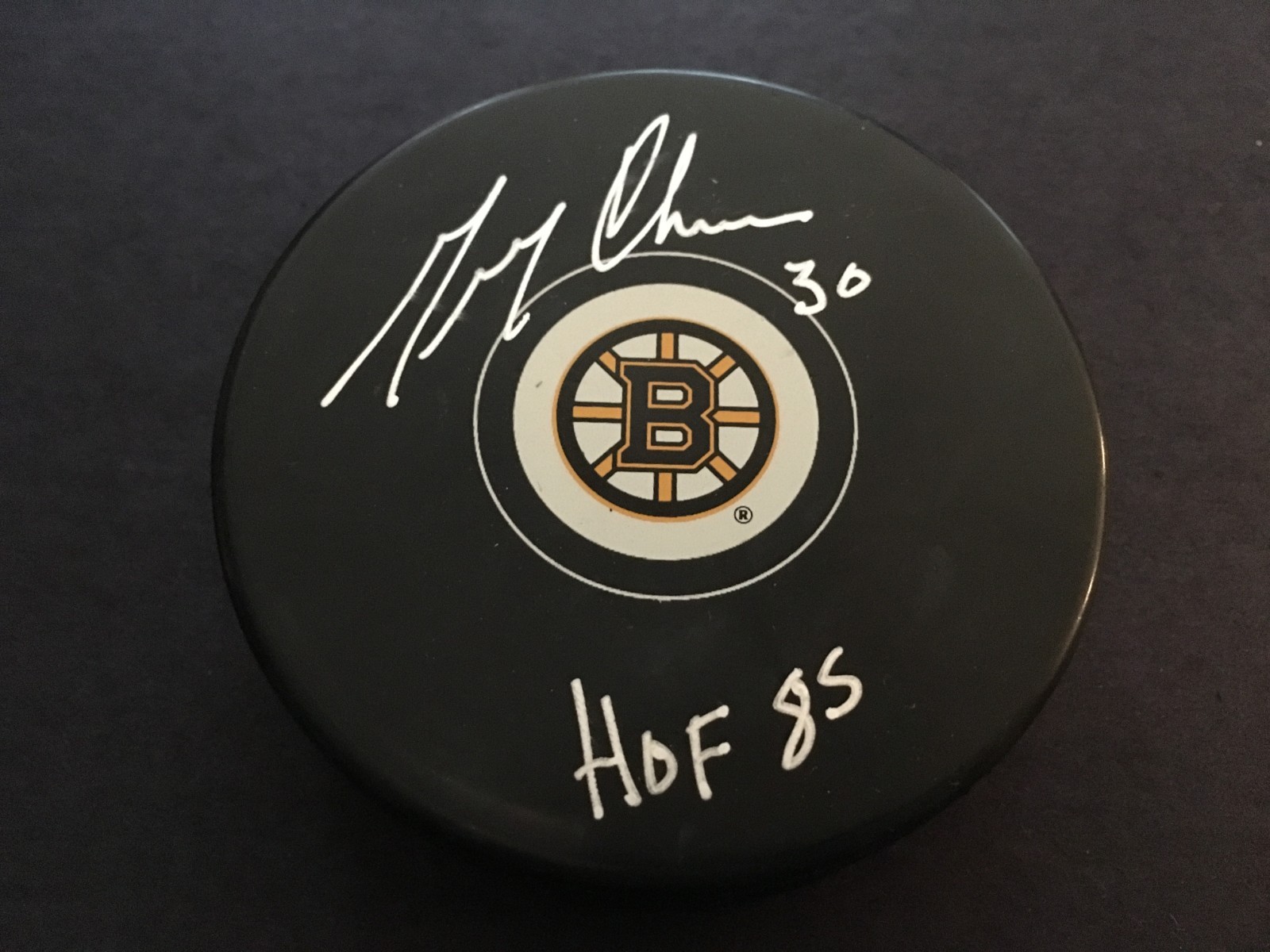 GERRY CHEEVERS AUTOGRAPHED PUCK W/ “HOF 85” INSCR. J.S.A. AUTHEN.