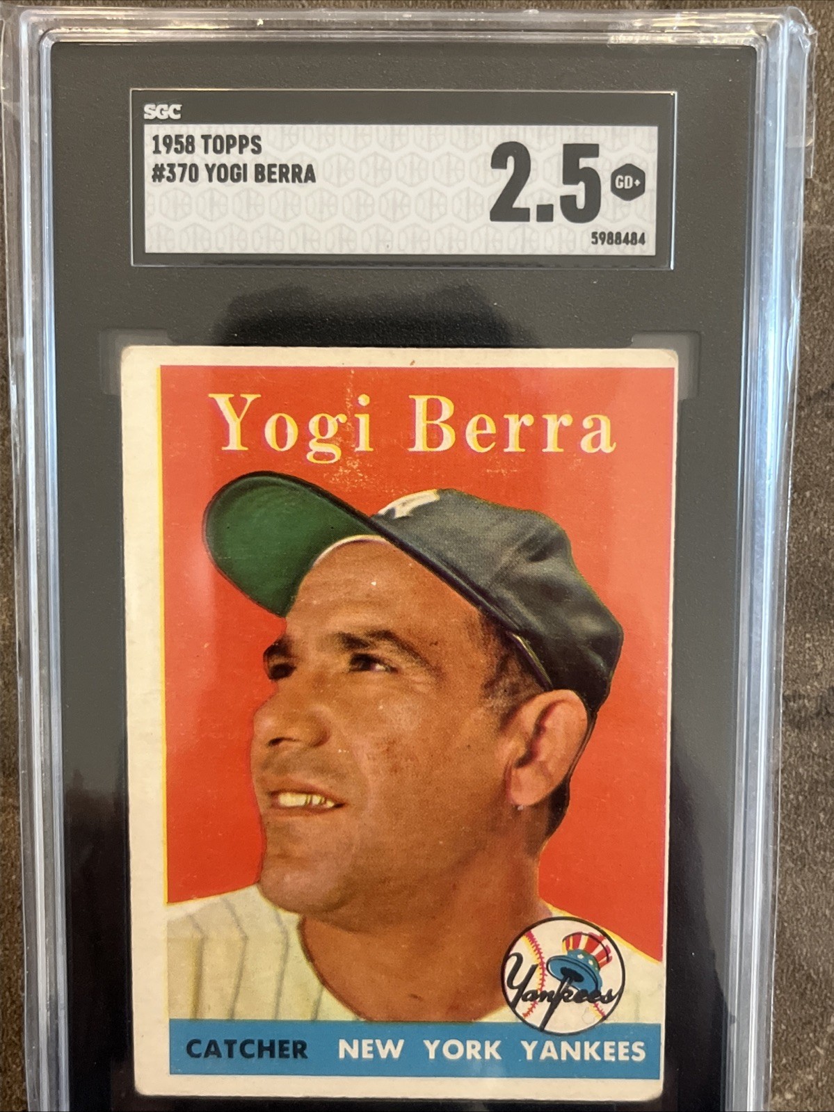 🔥⬛️Yogi Berra⬛️🔥1958 Topps Baseball #370 ~ N. Y. Yankees HOF ~ SGC 2.5
