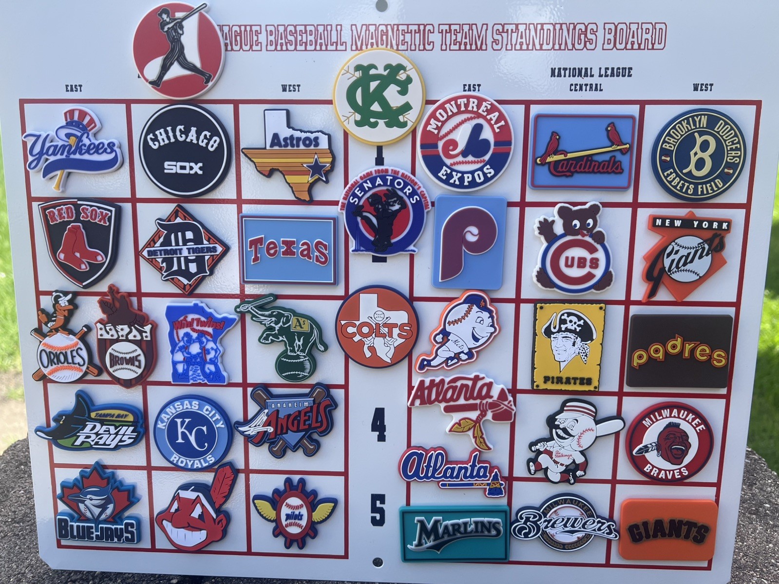 VINTAGE THROWBACK MLB MAGNETIC STANDING BOARD WITH 36 RUBBER MAGNETS!!! NEW 2026