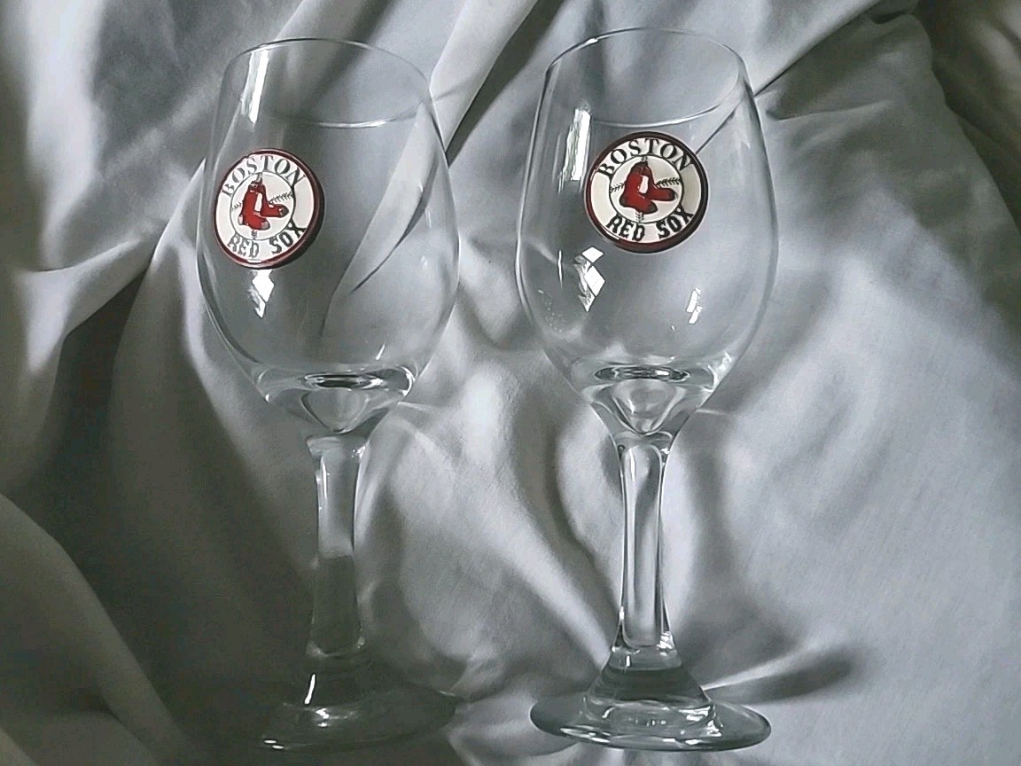Boston Red Soxs Set 2 Stemmed Wine Glasses Drinking Glass Metal Logo Emblem MLB