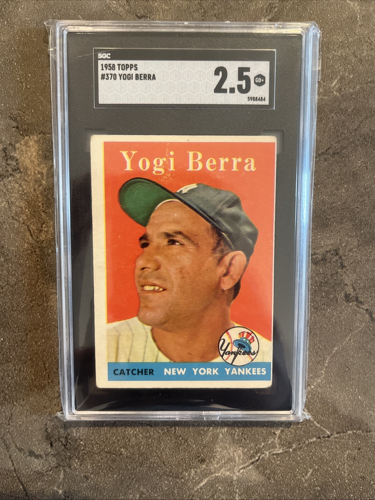 🔥⬛️Yogi Berra⬛️🔥1958 Topps Baseball #370 ~ N. Y. Yankees HOF ~ SGC 2.5