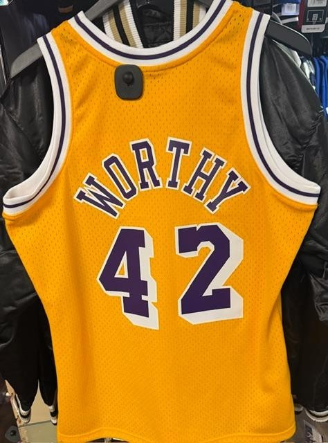 Los Angeles Lakers Mitchell & Ness ’84-’85 James Worthy Swingman Jersey – Yellow