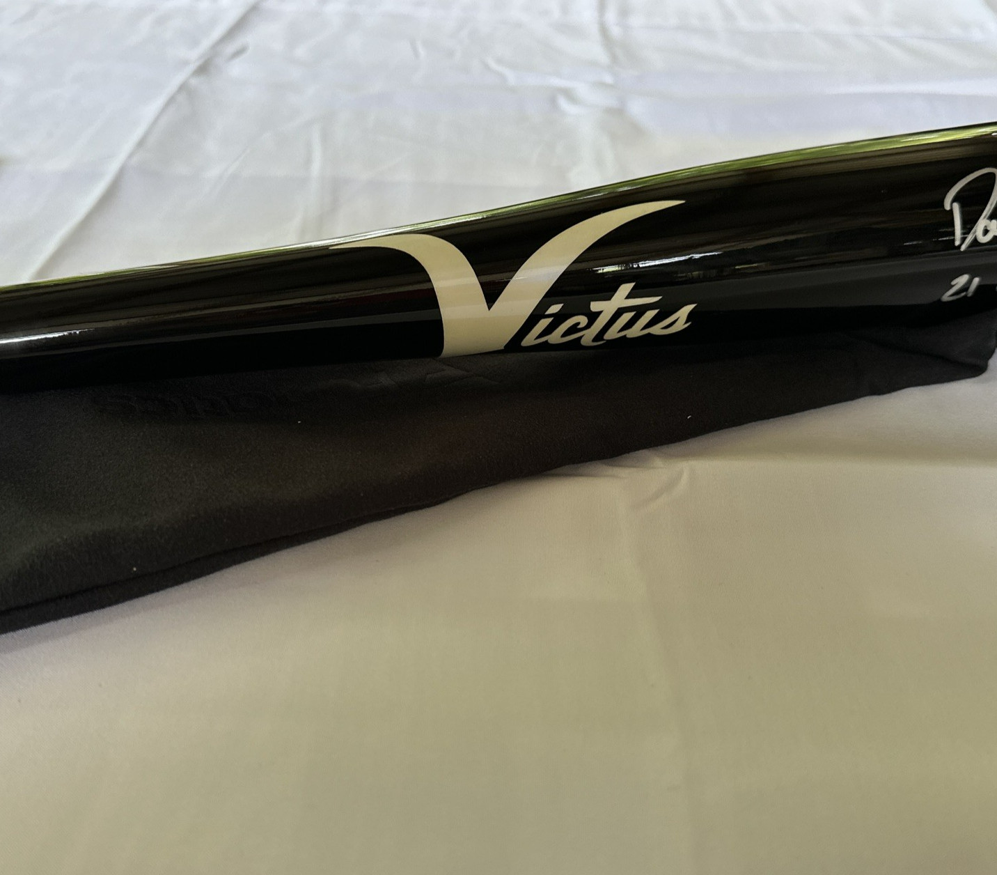 Victus Bat Dansby Swanson inscribed “21 WS champs” Cubs