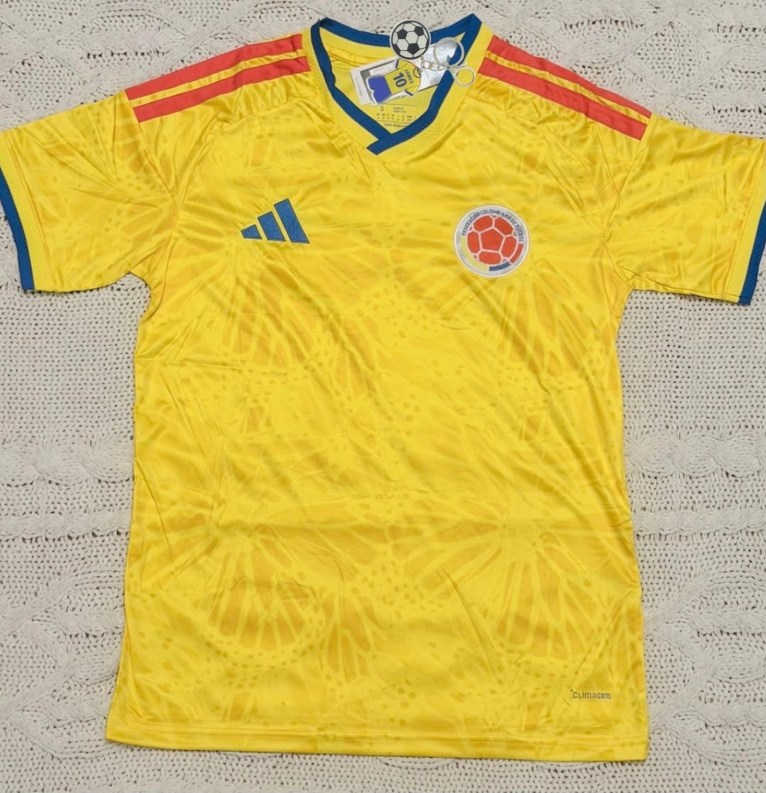 CAMISETA De La SELECCION COLOMBIA + Llavero de Diaz o James