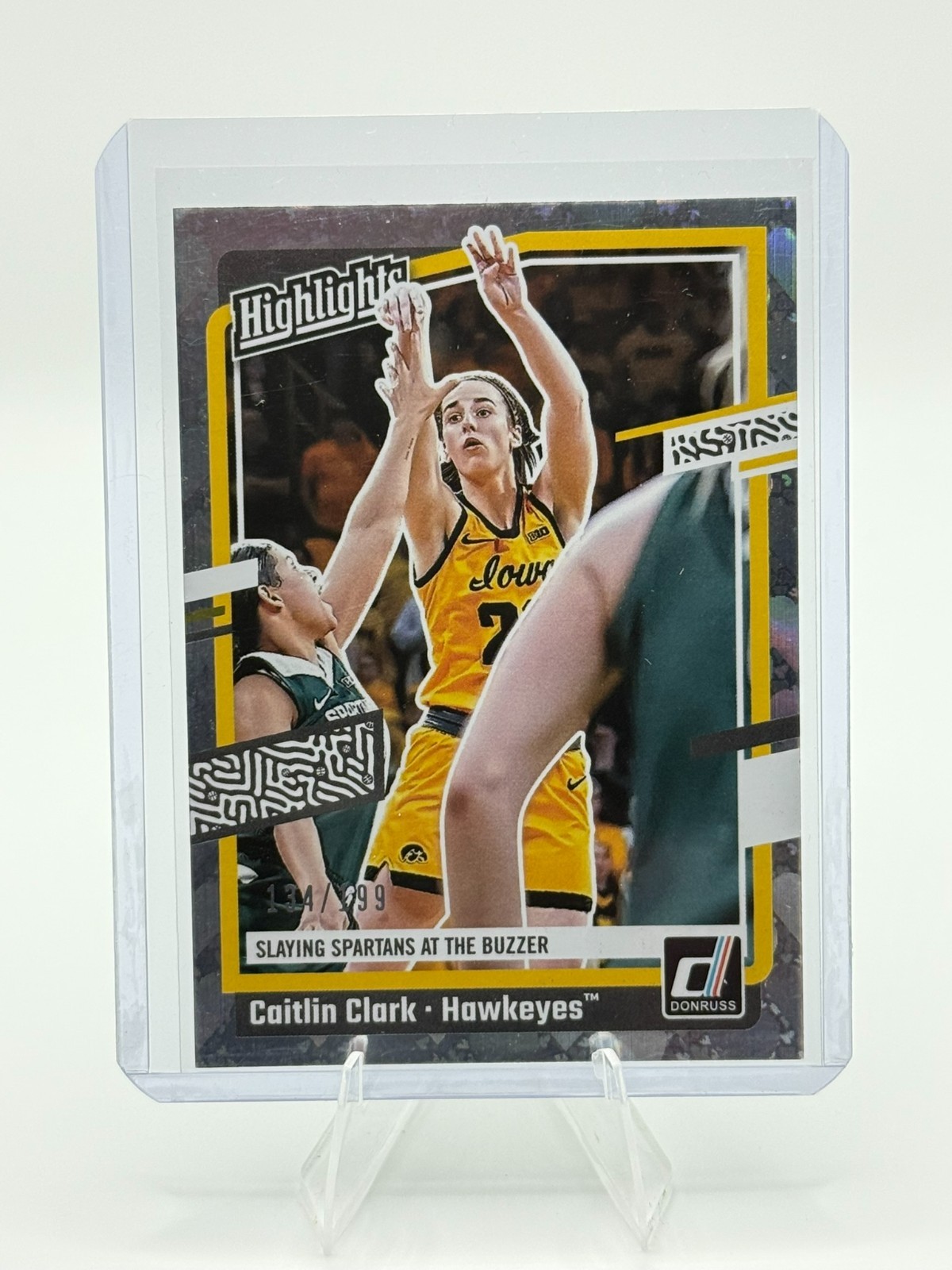 2024 Panini Caitlin Clark – Caitlin Clark #H7 Floating Hearts /199 (RC)