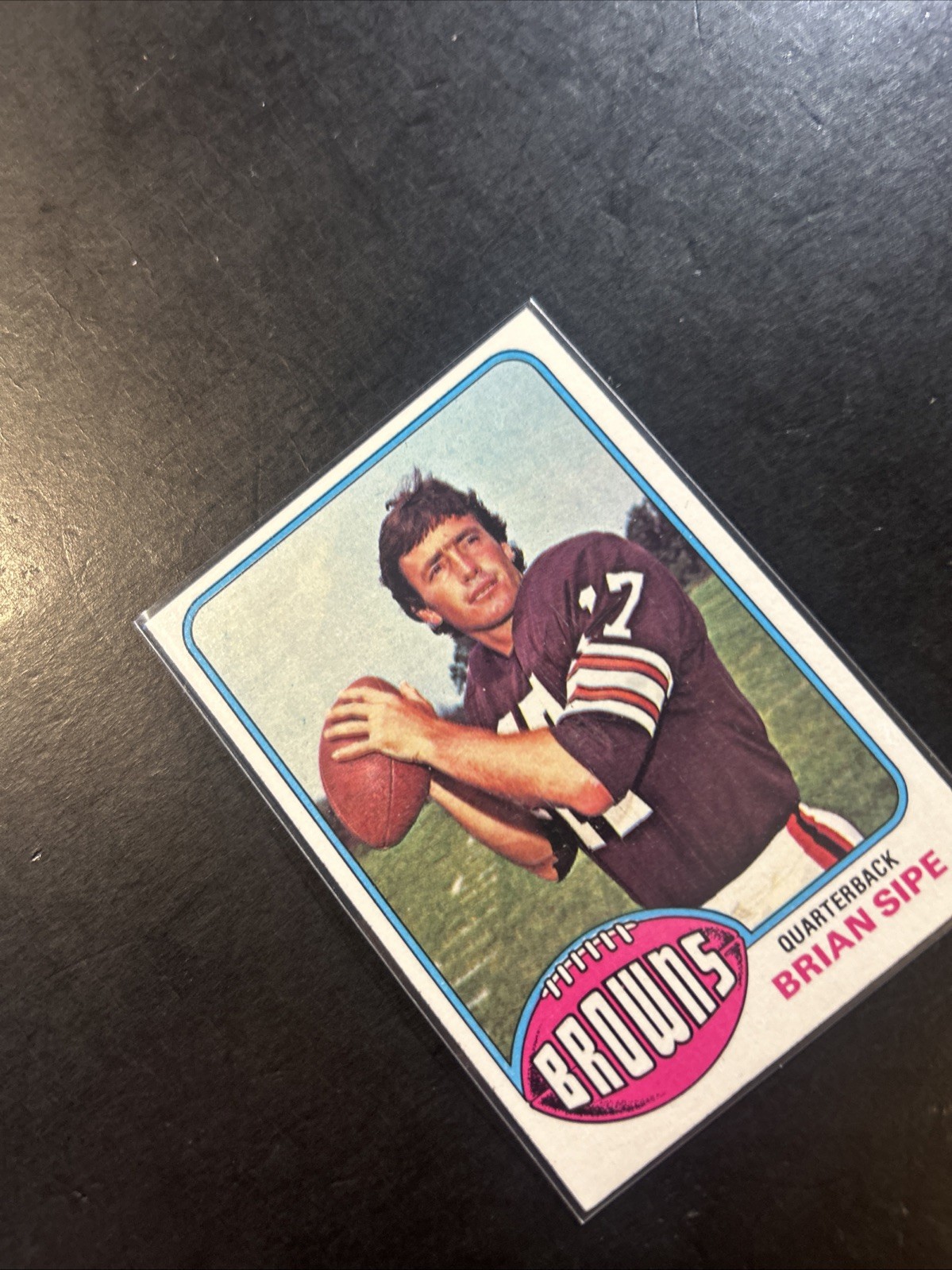 1976 Topps – Brian Sipe #516 (RC) Cleveland Browns ( Has A Crease)