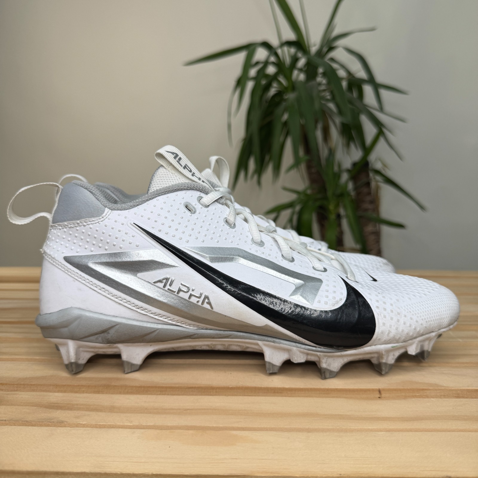 Size 10.5 – Nike Oregon Ducks Football Team Issued Alpha 4 Pro Worn Cleats Wide