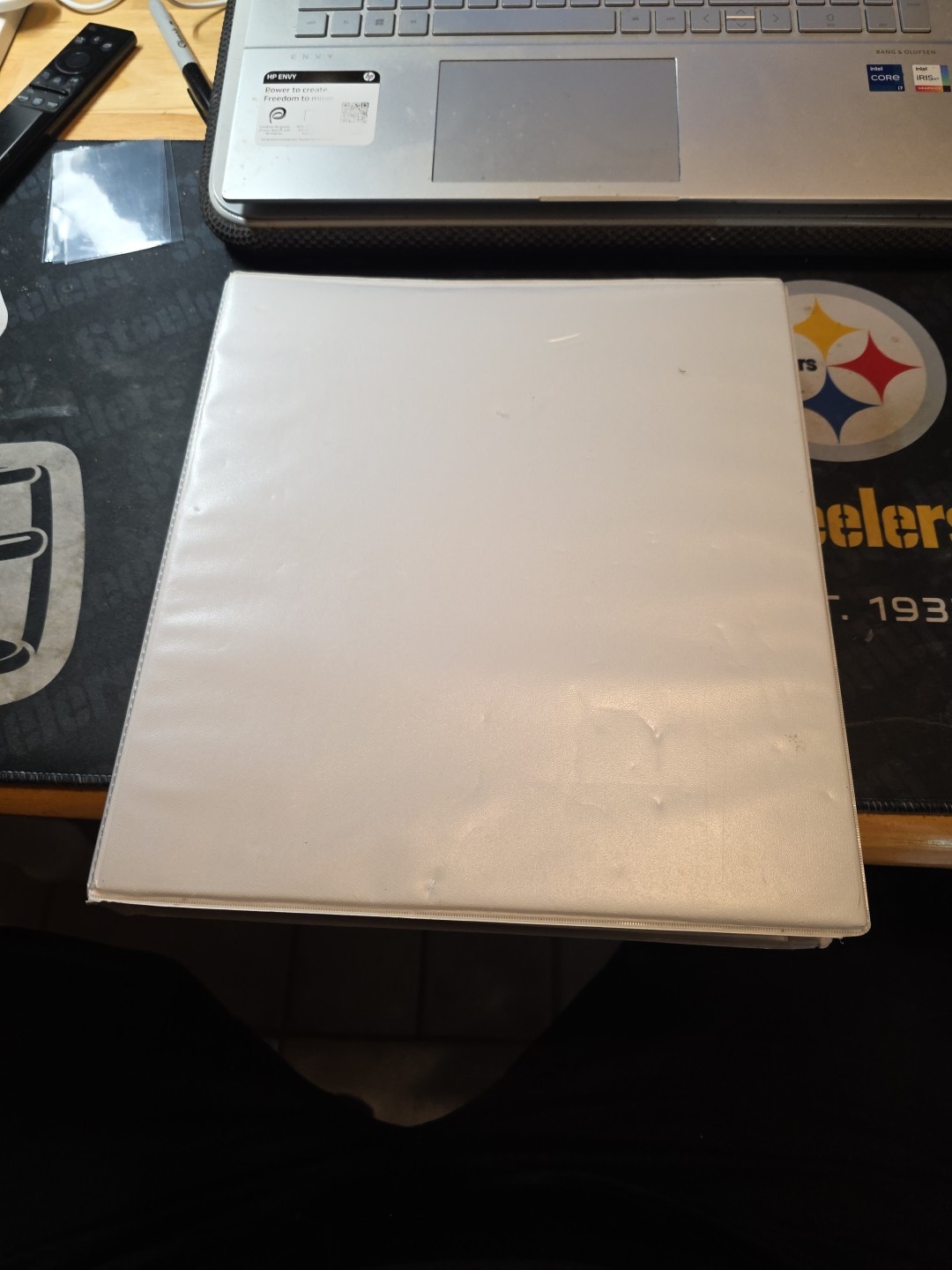 FOOTBALL BINDER FULL 270 CDS MANY PLAYERS/BRANDS/YEARS BUYER WILL BE HY