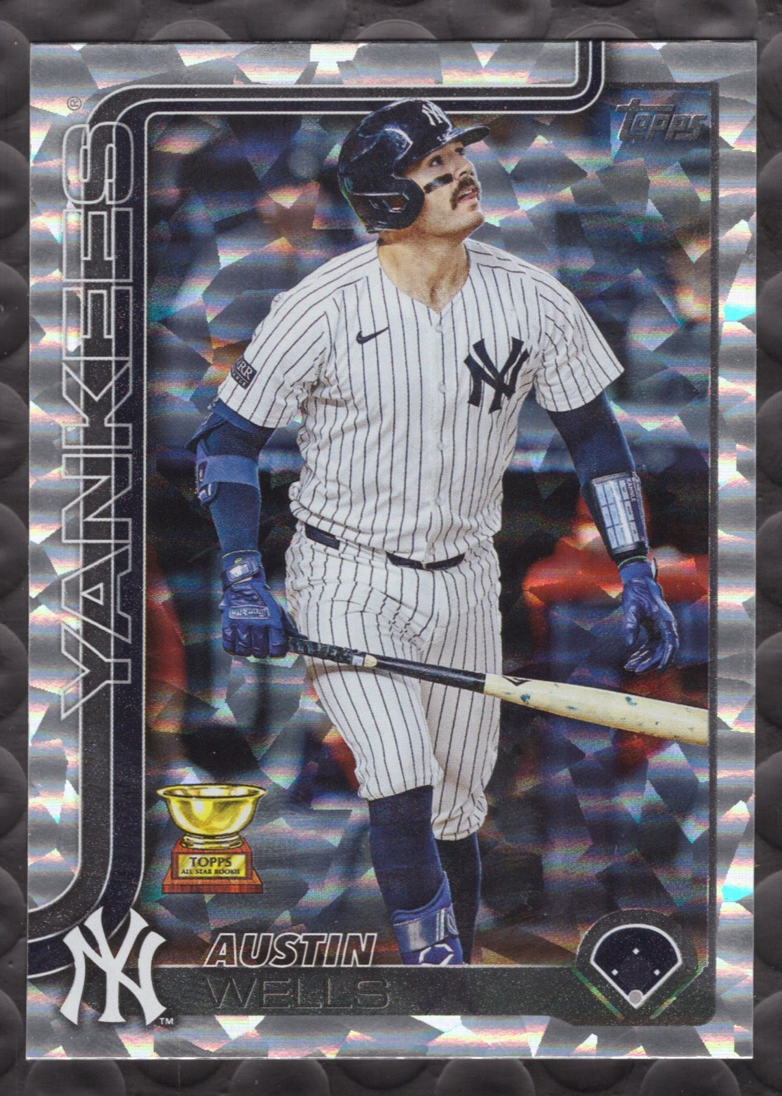 2025 Topps Series 2 – Austin Wells #591 Silver Crackle Foilboard