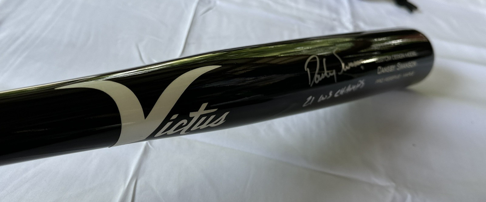 Victus Bat Dansby Swanson inscribed “21 WS champs” Cubs