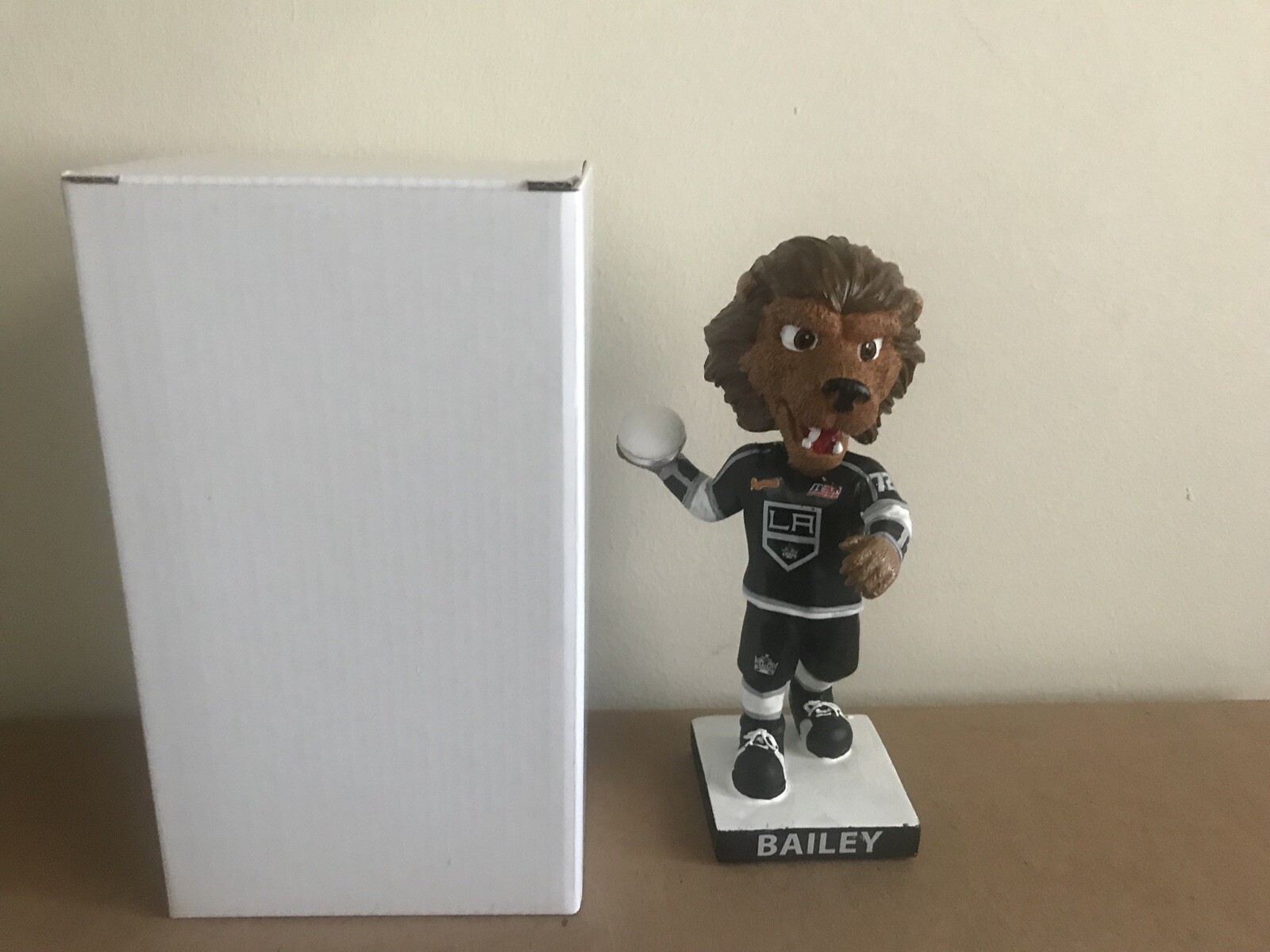 LA Kings Mascot “Bailey” Pie (Away Black Jersey) 2019 Bobblehead New In Box!
