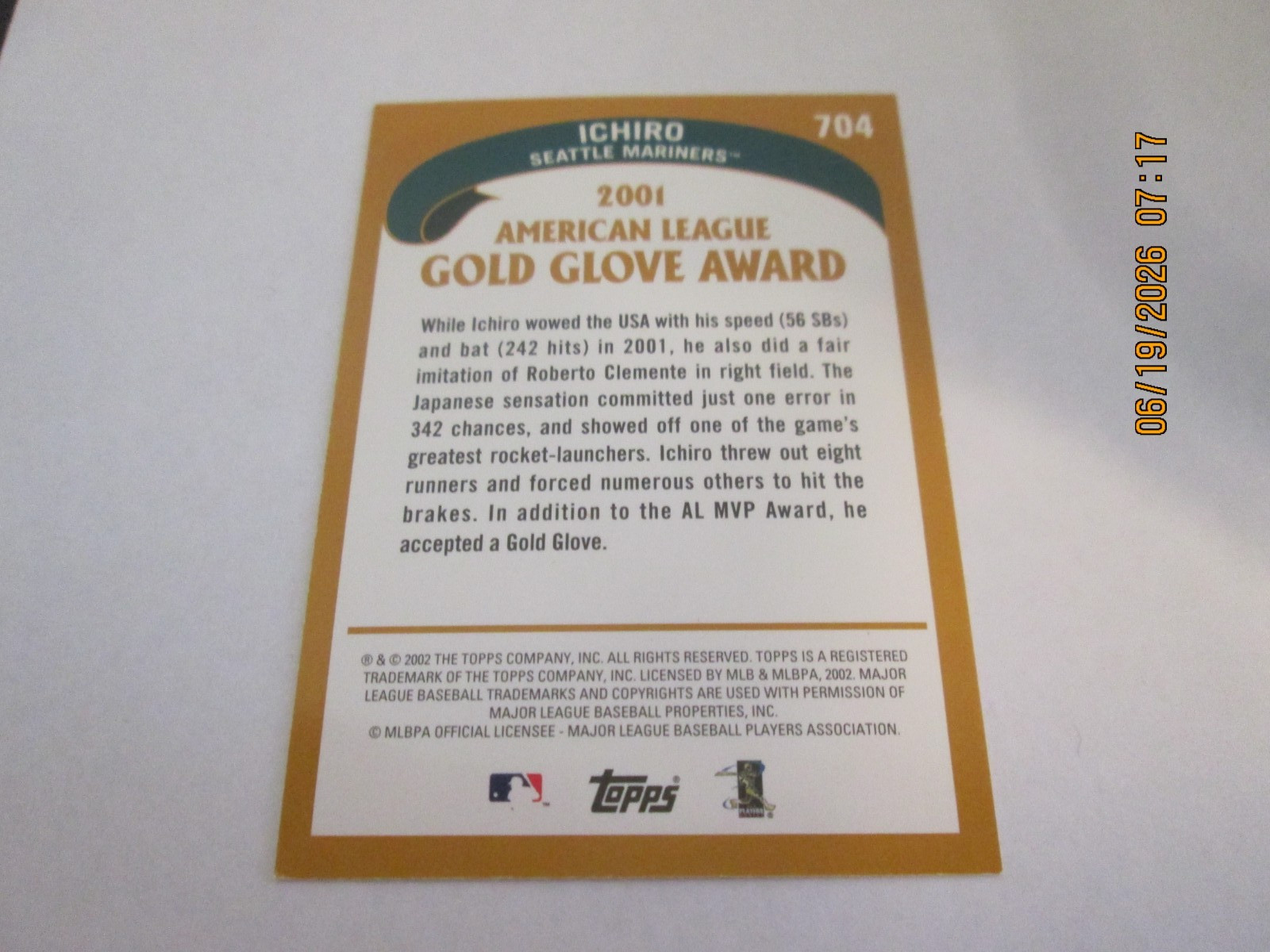 ICHIRO MARINERS 2002 TOPPS 2001 GOLD GLOVE AWARD WINNER #704