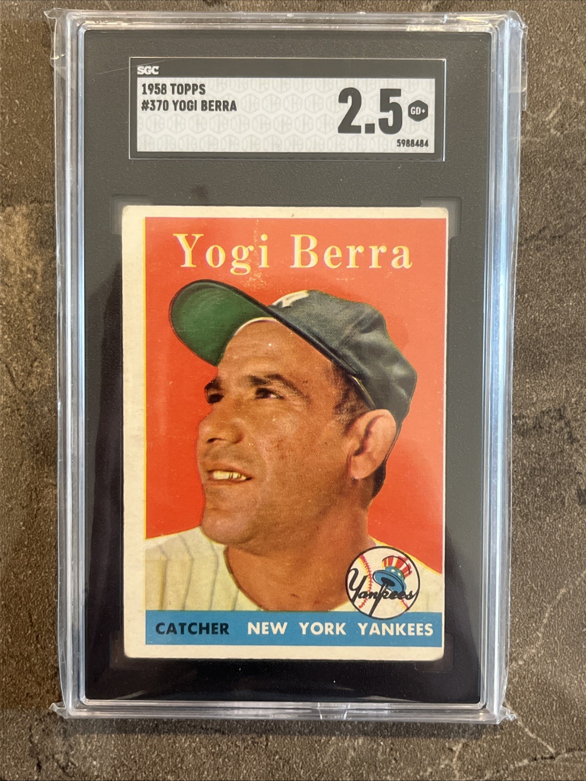 🔥⬛️Yogi Berra⬛️🔥1958 Topps Baseball #370 ~ N. Y. Yankees HOF ~ SGC 2.5