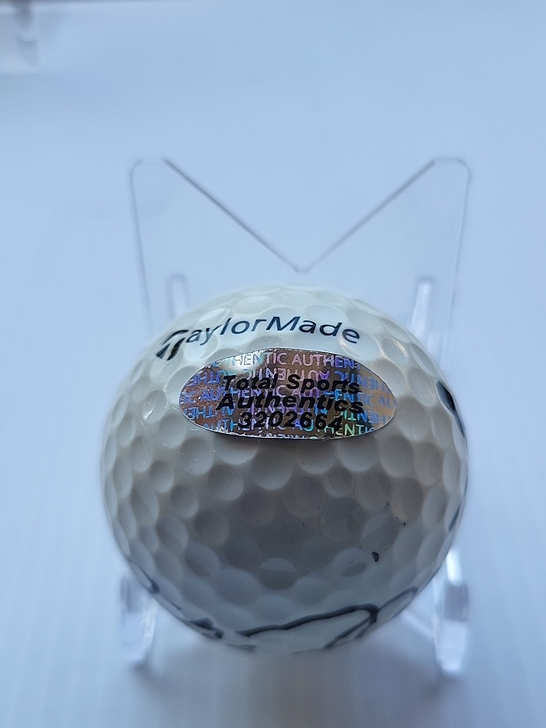 MICHAEL JORDAN Hand-Signed Autographed Golfball with COA and (Protective Case)