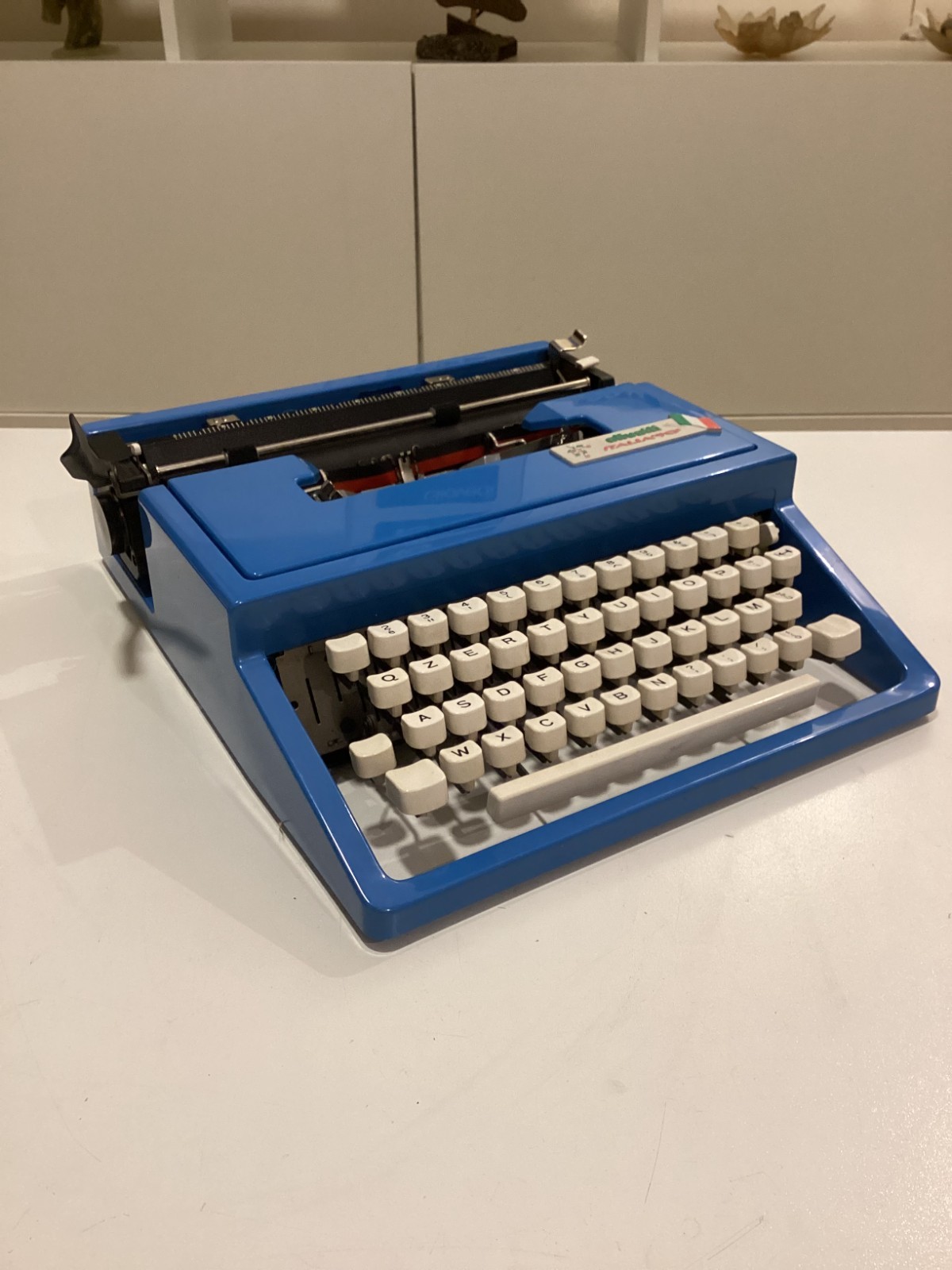 OLIVETTI ITALIA 90 TYPEWRITER SPECIAL EDITION FIFA WORLD CUP AZZURRO.PICA 10 CPI
