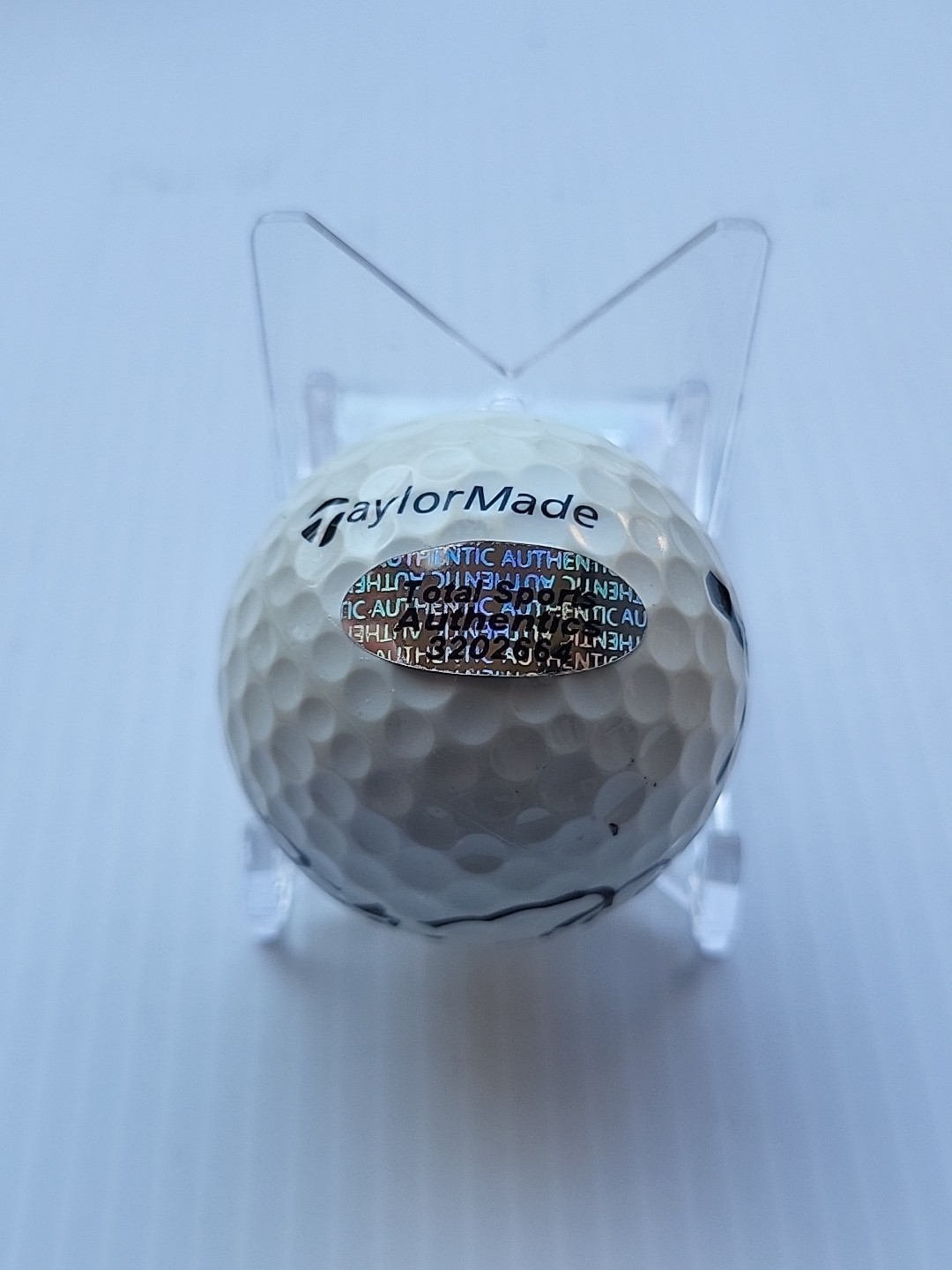 MICHAEL JORDAN Hand-Signed Autographed Golfball with COA and (Protective Case)