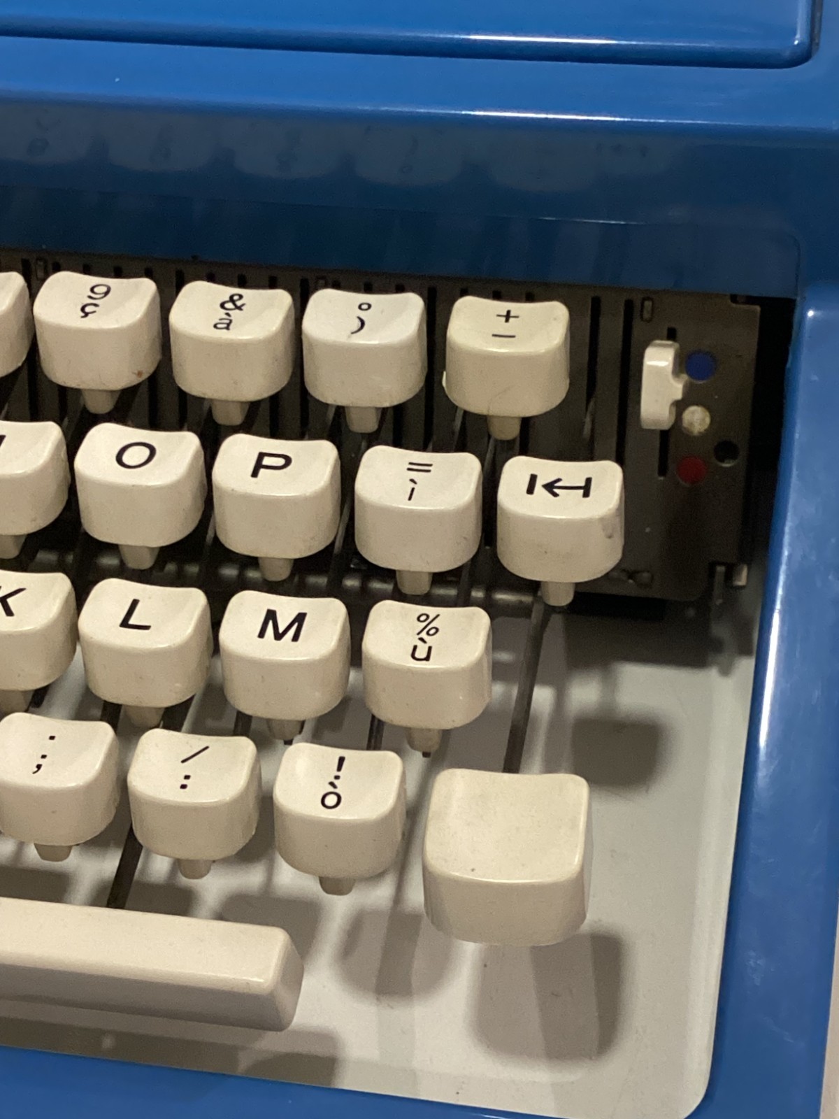 OLIVETTI ITALIA 90 TYPEWRITER SPECIAL EDITION FIFA WORLD CUP AZZURRO.PICA 10 CPI