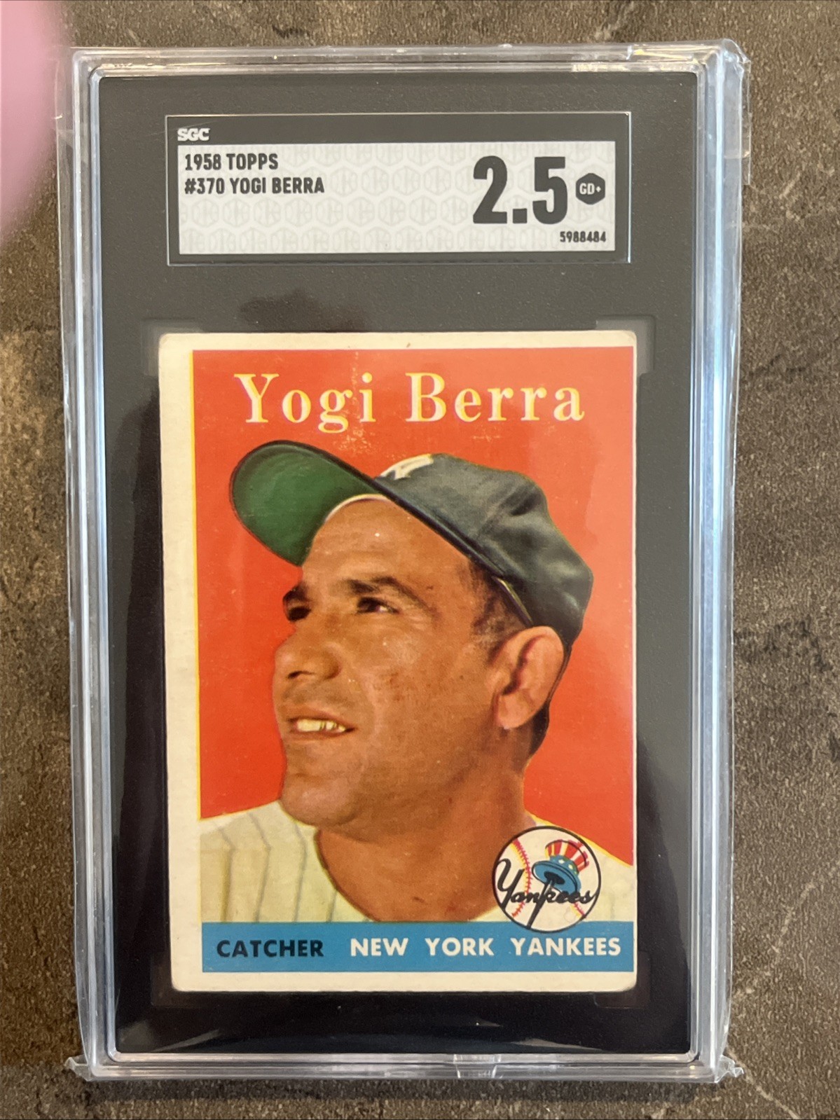 🔥⬛️Yogi Berra⬛️🔥1958 Topps Baseball #370 ~ N. Y. Yankees HOF ~ SGC 2.5