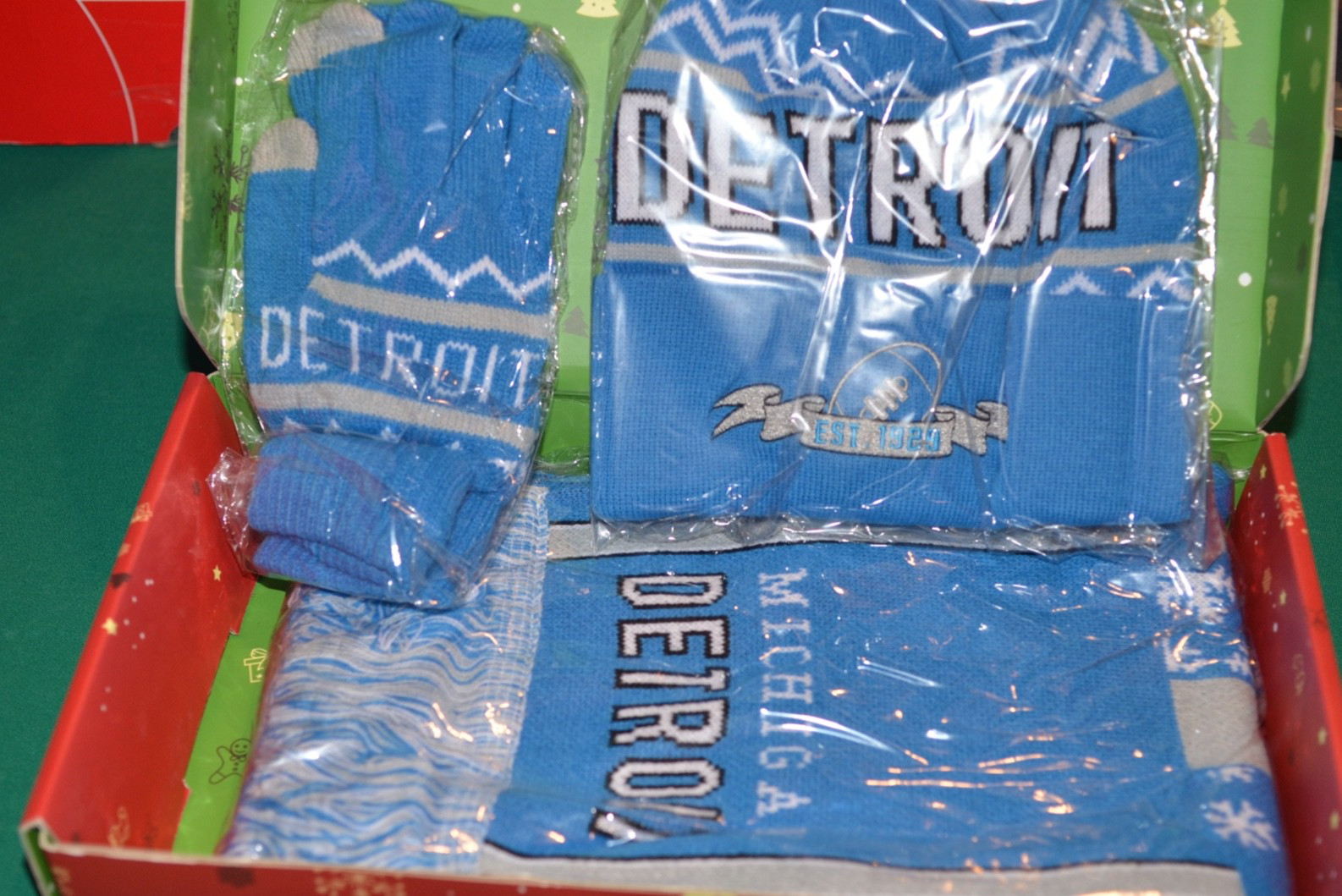 Detroit Michigan Beanie Hat, Gloves And Scarf Set In Christmas Box Unisex